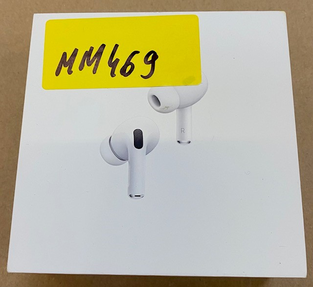 Białe pudełko Apple AirPods Pro, ze słuchawkami. Żółta naklejka z MM469 na górze.