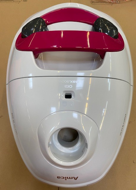 Biały odkurzacz Amica, różowe akcenty, widok z góry. Odkurzacz na brązowej powierzchni.