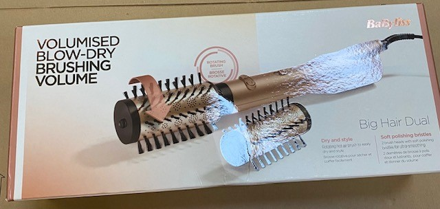 Pudełko z nazwą Babyliss. Ma stylizator do włosów z dwiema główkami szczotek.