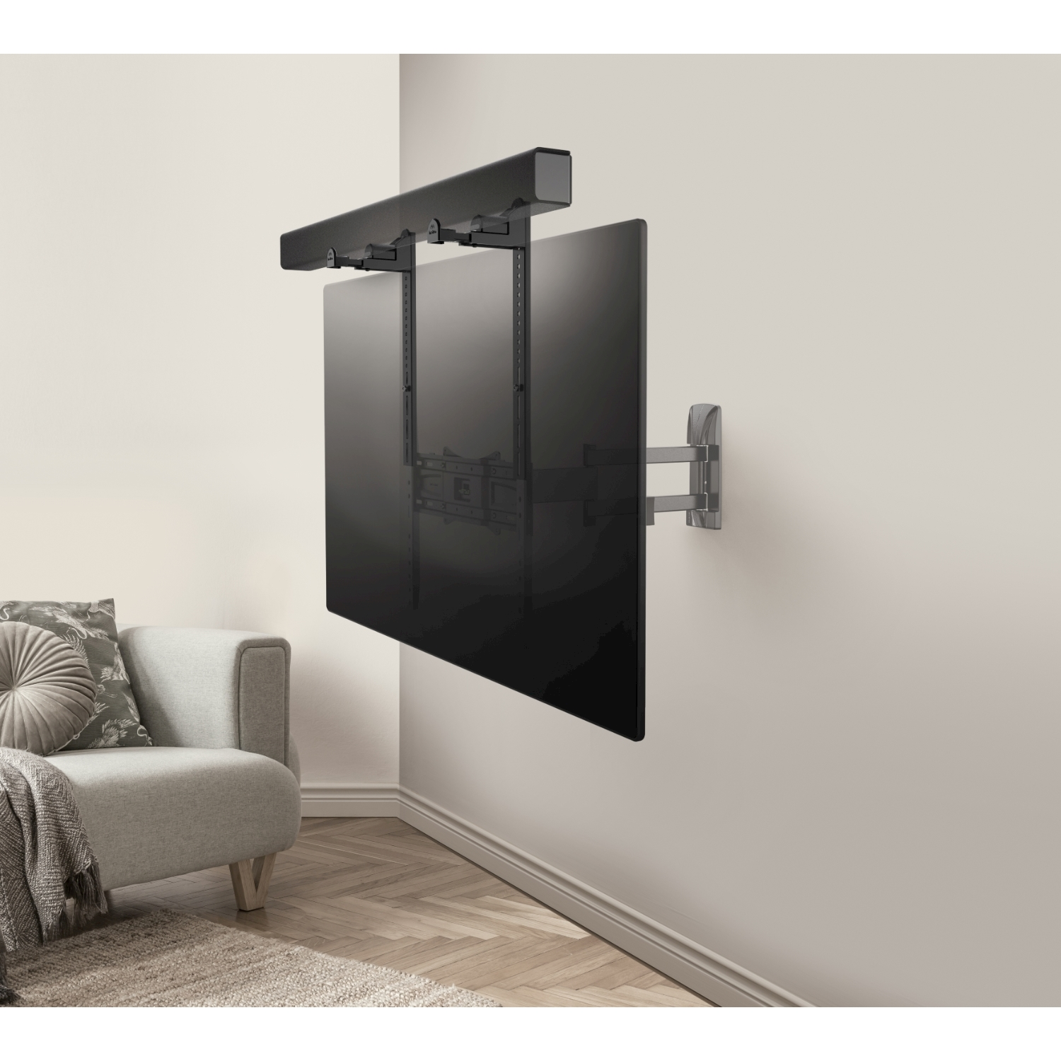 Una TV montata, una soundbar e una sedia in una stanza. Lo schema dei colori è grigio e bianco.