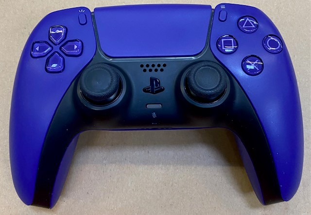 Fioletowy kontroler PlayStation 5. Przyciski i joysticki. Elegancki, nowoczesny design.