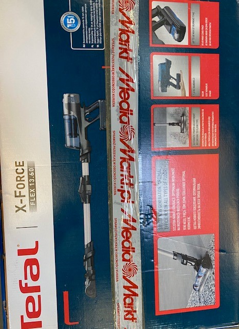 Pudełko odkurzacza Tefal ze zdjęciem odkurzacza. Jest na nim napisane X-Force Flex 13.60.
