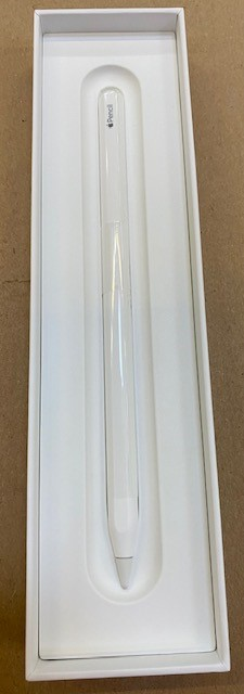 Biały Apple Pencil w swoim białym pudełku. Ołówek jest długi i elegancki.
