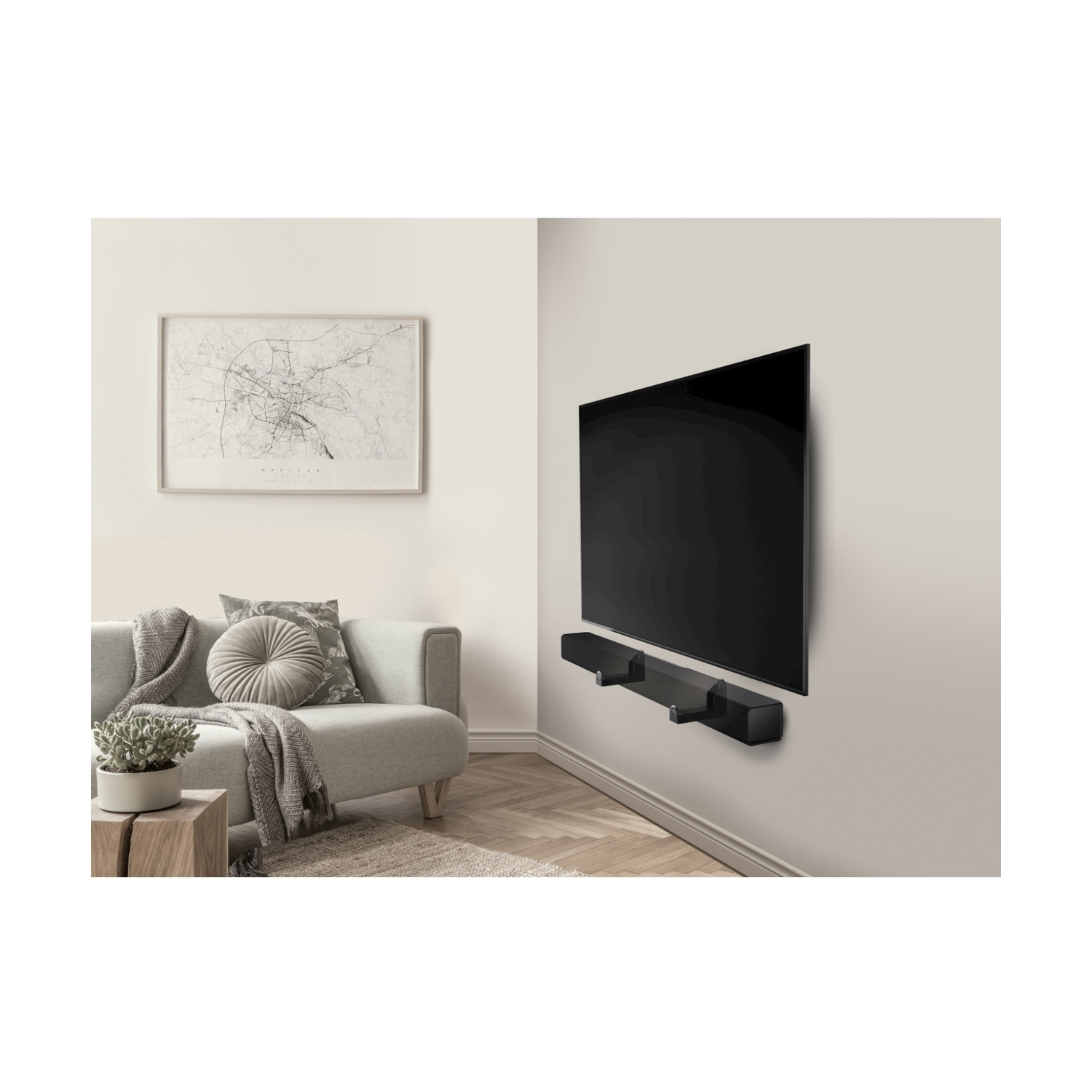 Un soggiorno con una TV montata a parete. Una mappa è in una cornice, sono presenti un divano e un tavolino.