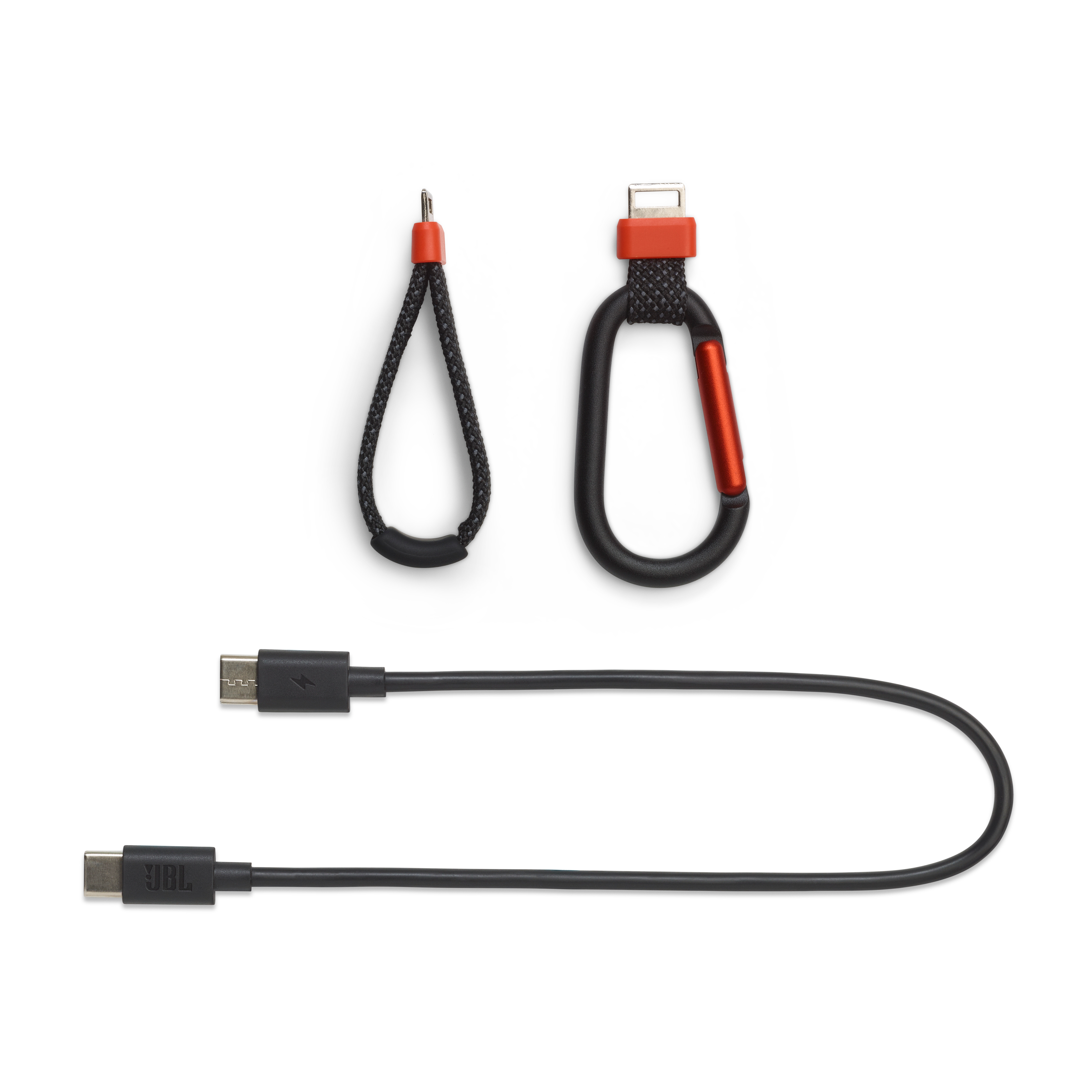 Zubehör: USB-C-Kabel, Trageriemen und Karabiner mit orangefarbenen Akzenten. Weißer Hintergrund.
