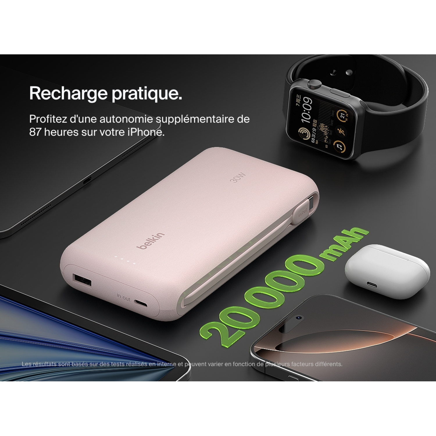Batterie externe Belkin rose avec appareils. Apple Watch, iPhone et AirPods. Fond noir.