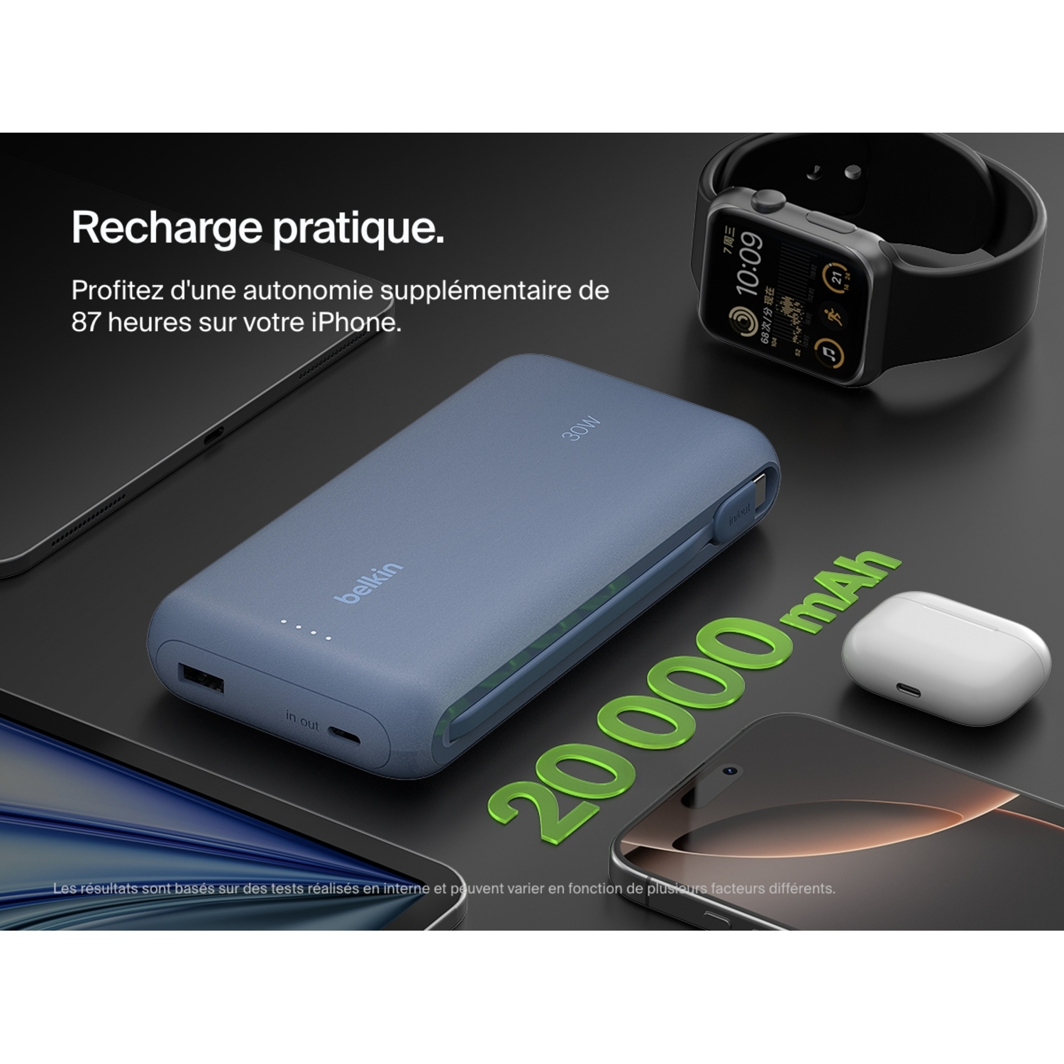 Batterie externe chargeant un iPhone et d'autres appareils. Affiche la batterie.
