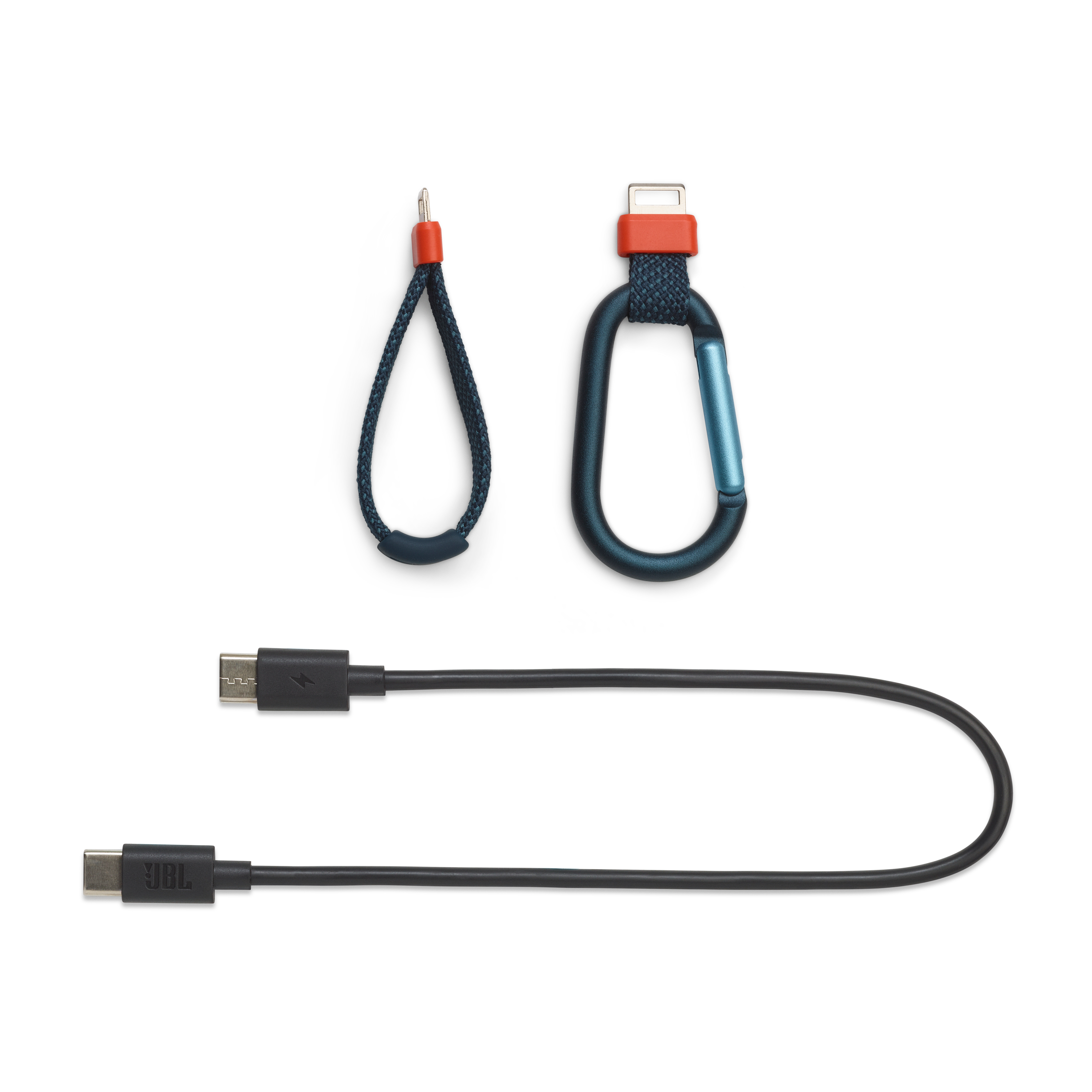 Zubehör für JBL-Lautsprecher: Karabiner, Gurt und Ladekabel, alles auf Weiß.
