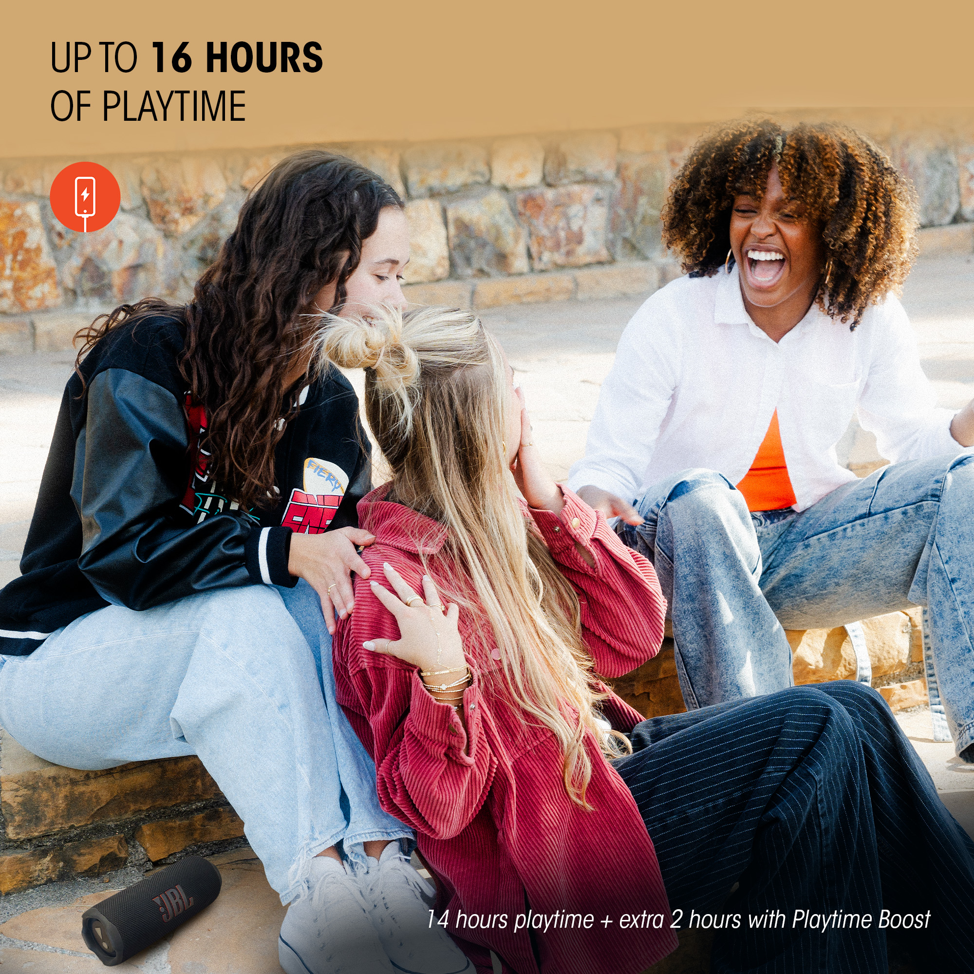 Drei lachende Personen mit einem JBL-Lautsprecher. Text: 'UP TO 16 HOURS OF PLAYTIME'.