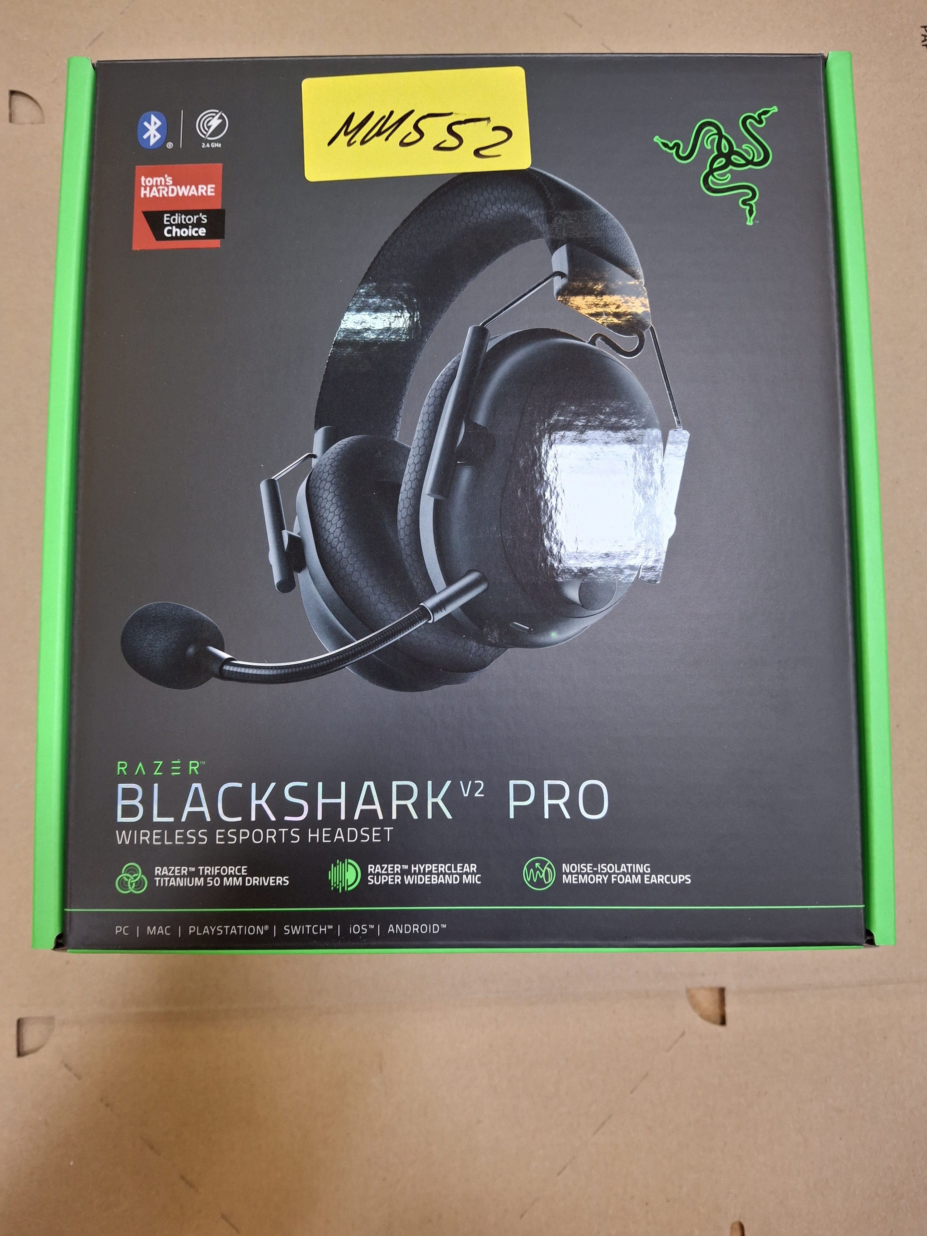 Pudełko słuchawek Razer Blackshark V2 Pro. Czarna grafika słuchawek. Zielone i czarne kolory.