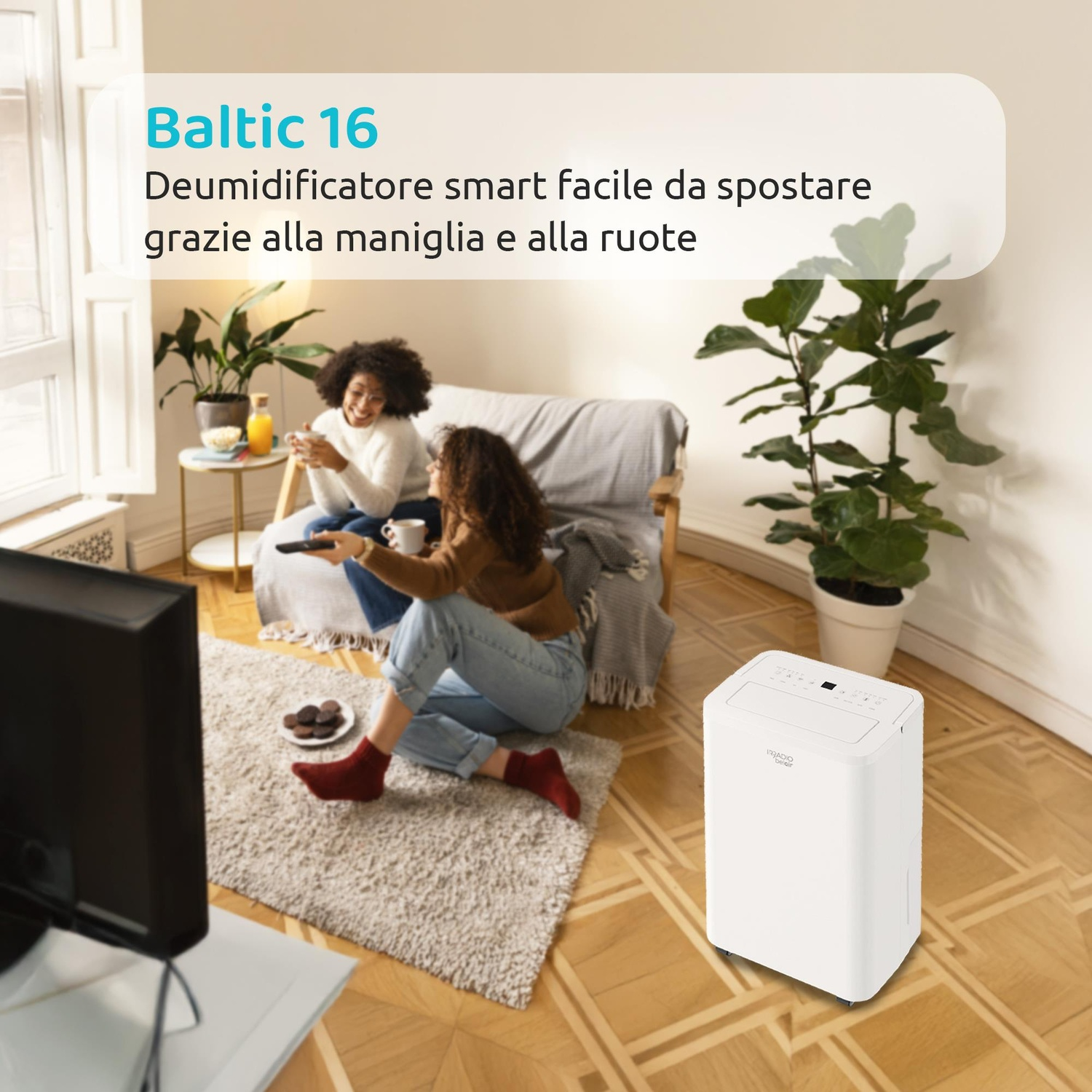 Due donne guardano la TV, deumidificatore bianco in stanza, ambiente accogliente.