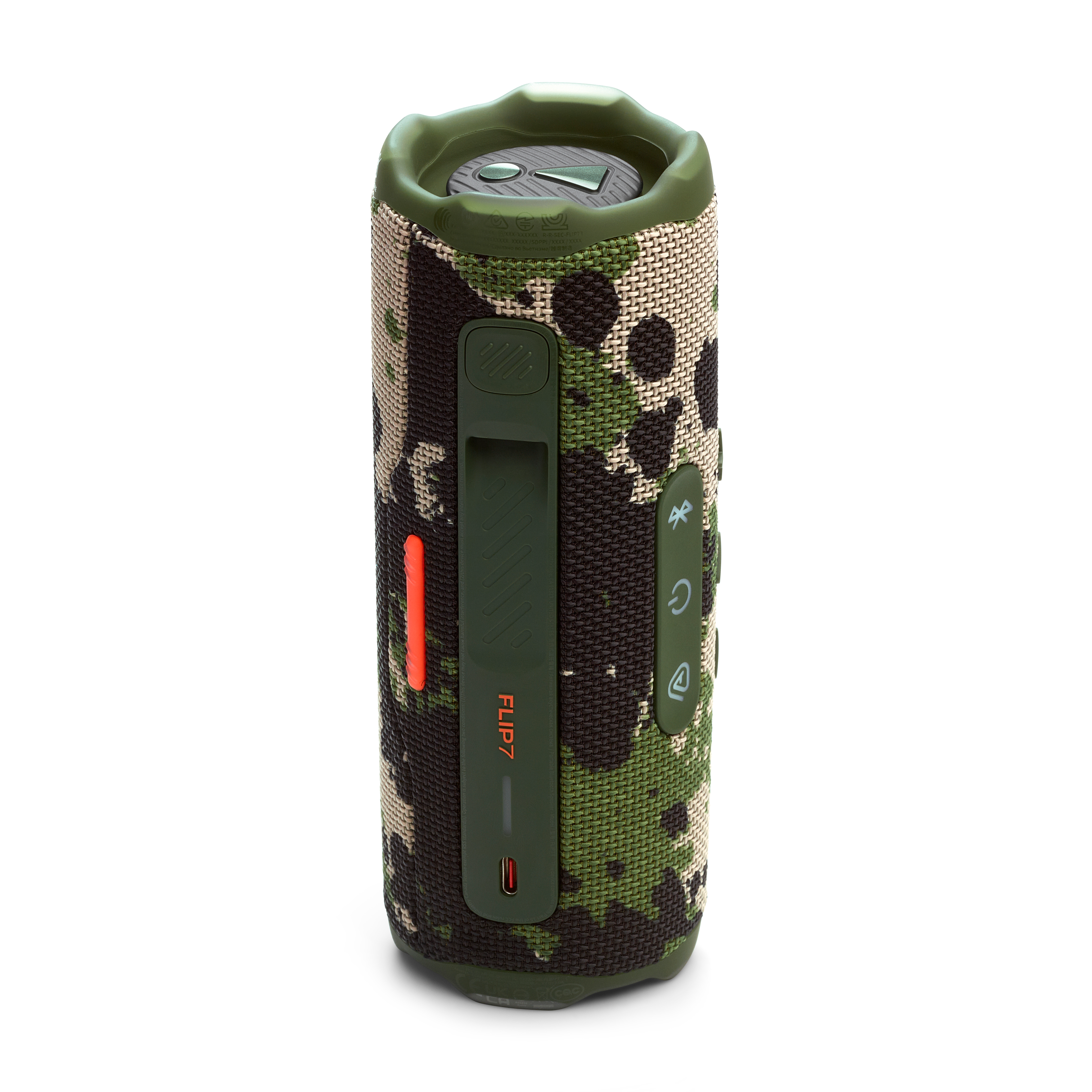 JBL Flip 7 Lautsprecher, Seitenansicht. Camouflage-Muster, grüne Akzente und Knöpfe. Oranger Ladeanschluss.