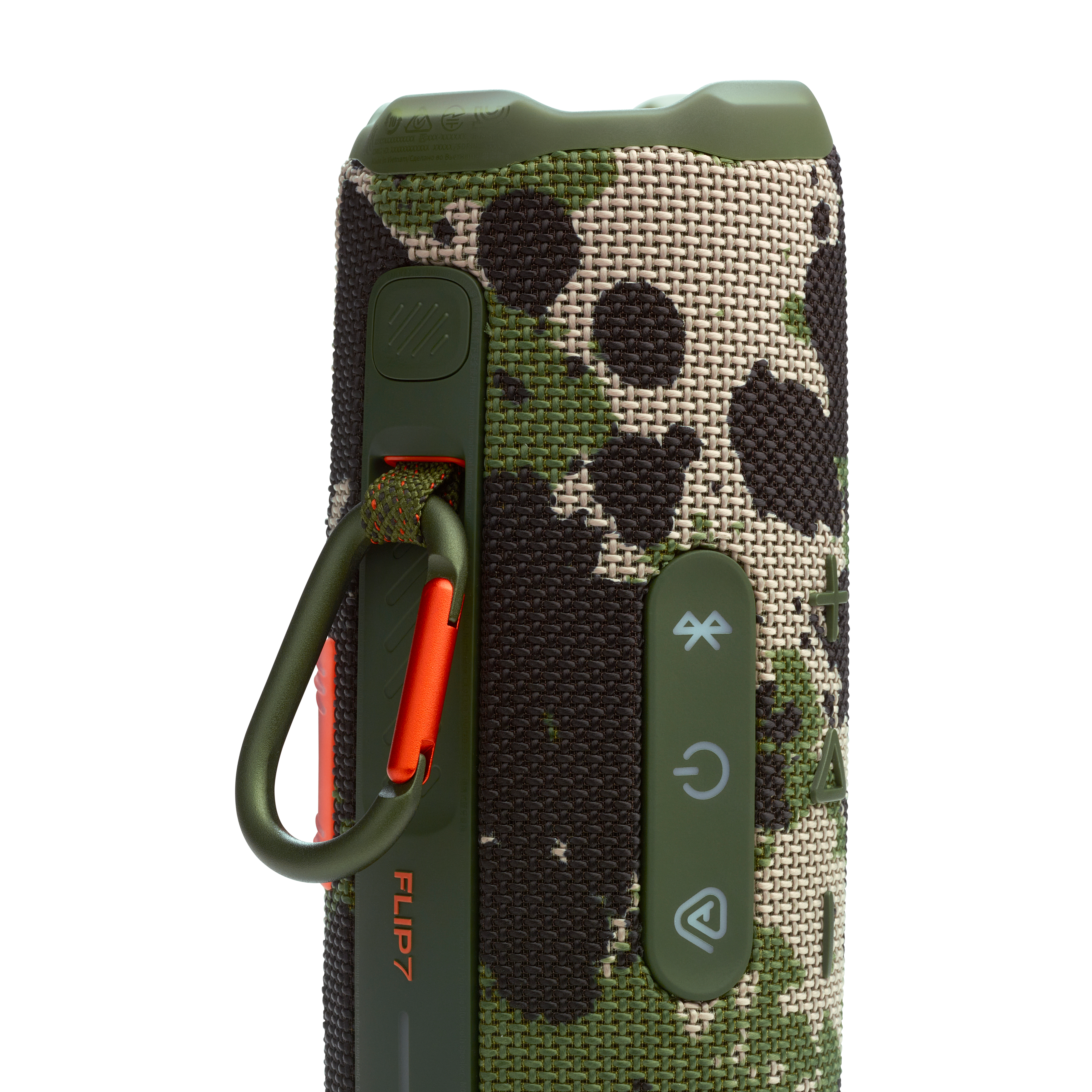 JBL Flip 7 Lautsprecher, Seitenansicht mit Riemen und Karabiner. Camouflage-Muster, grüne Akzente, orange Details.