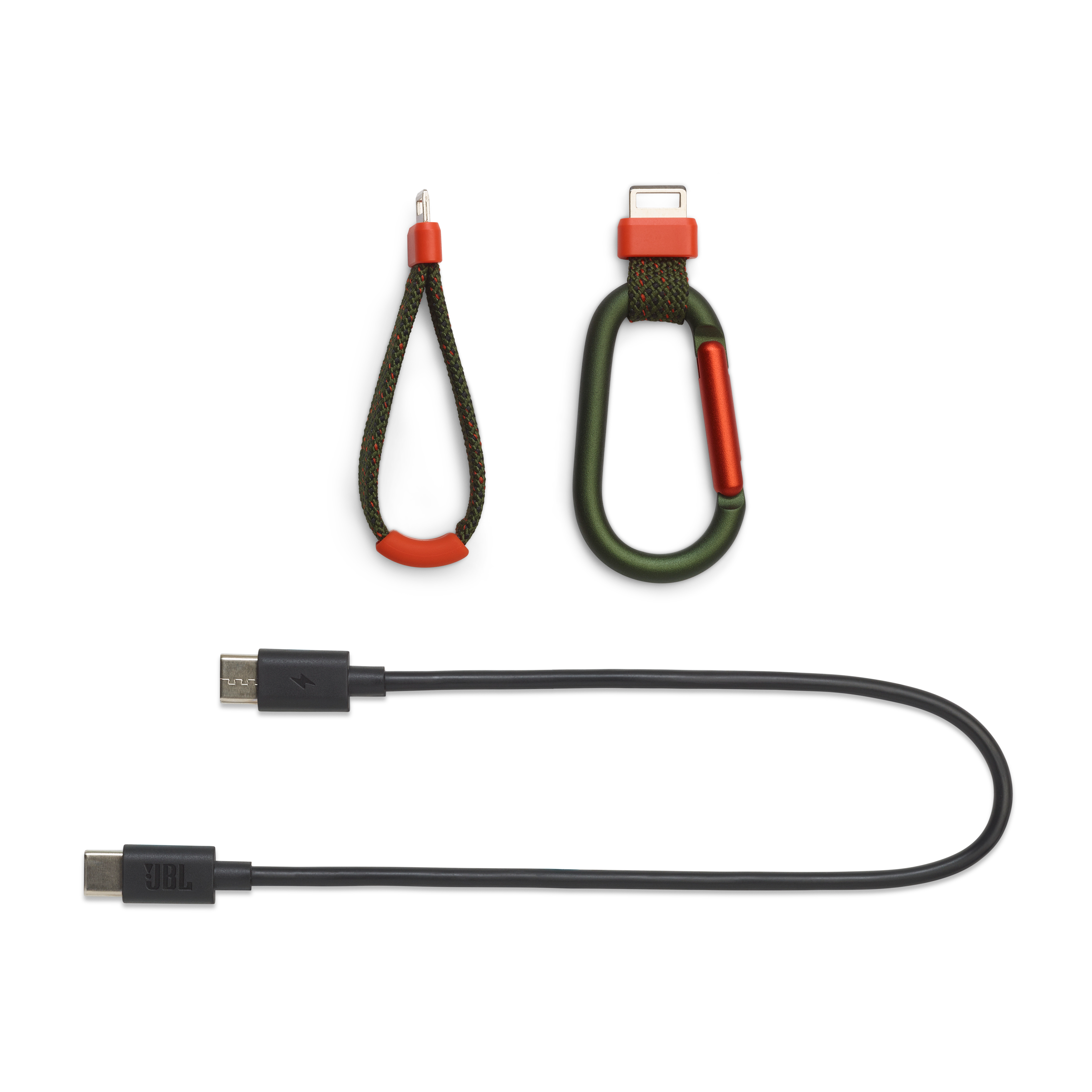 JBL Flip 7 Zubehör: Karabiner mit Riemen und ein USB-C-Ladekabel. Weißer Hintergrund.