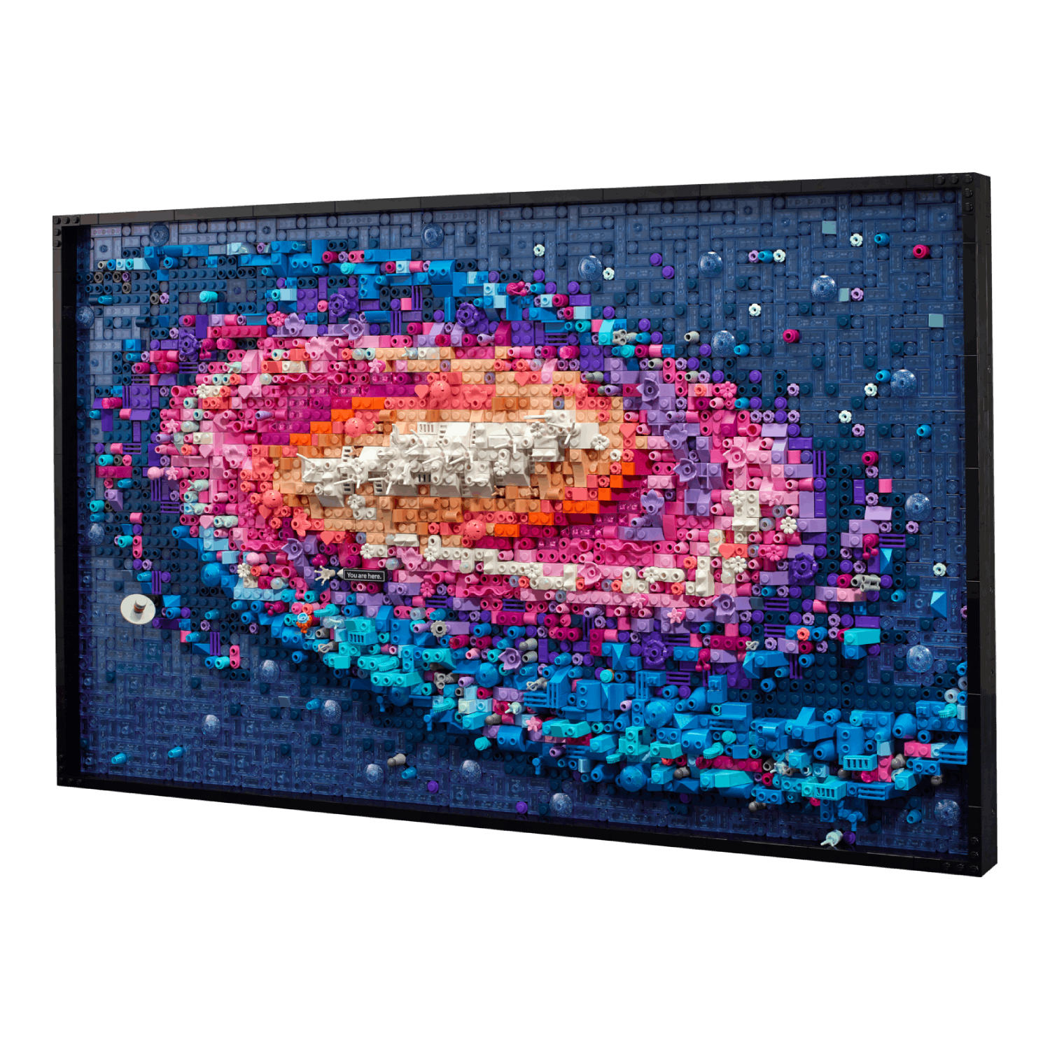 Lego-kunstwerk van een melkwegstelsel. Heldere kleuren in het midden, omlijst door donkerblauw Lego.