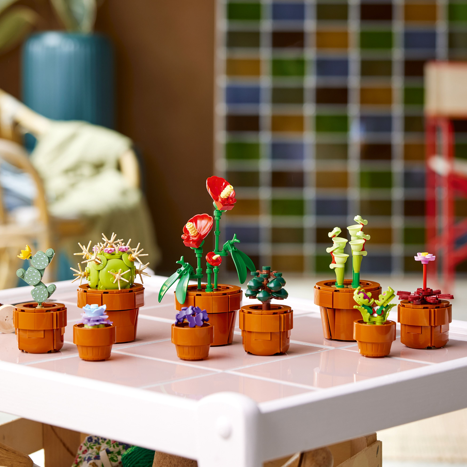 LEGO kleine planten set, gerangschikt op een tafel, met diverse kleine LEGO planten en potten.