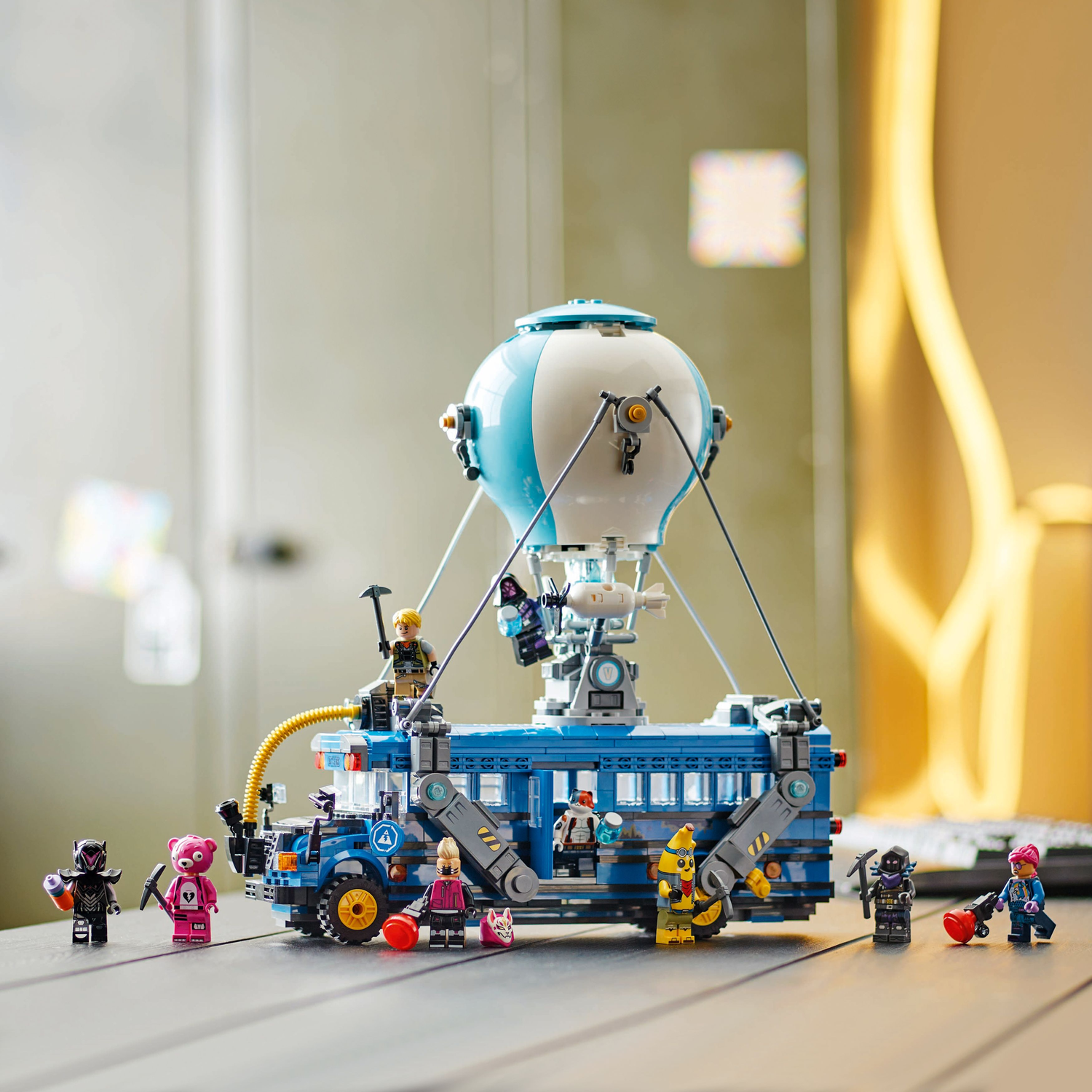 De Lego Fortnite Battle Bus set. Blauwe bus en witte ballon. Meerdere figuren.