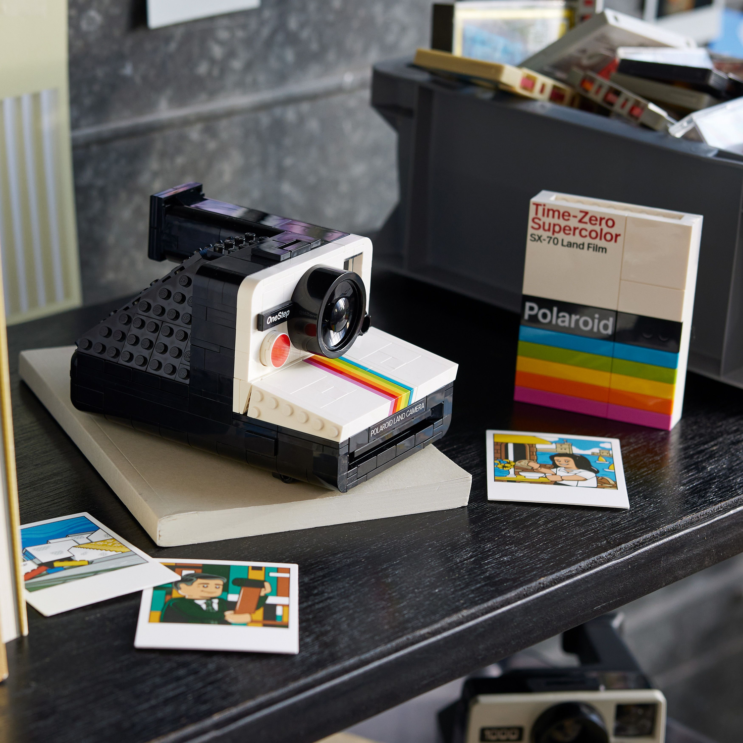 LEGO Polaroid cameramodel op een tafel. Witte en zwarte camera met foto's en film. Zwarte achtergrond.