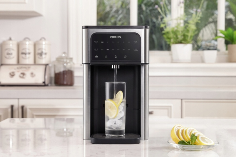 Dystrybutor wody Philips dozujący wodę do szklanki z lodem i plasterkami cytryny.