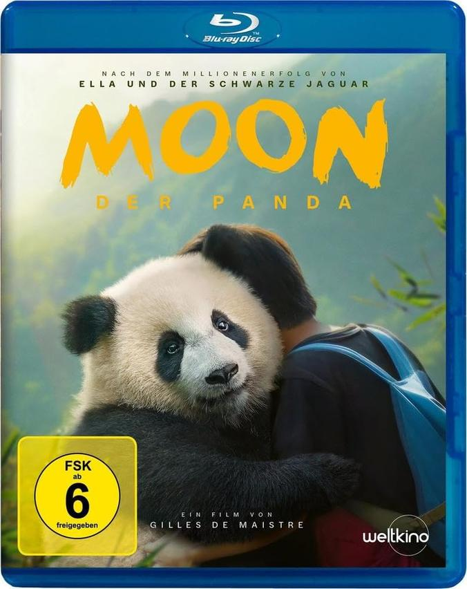 Filmcover: Panda umarmt eine Person. Titel: Moon, Der Panda. Grüner Hintergrund, FSK 6 Logo.