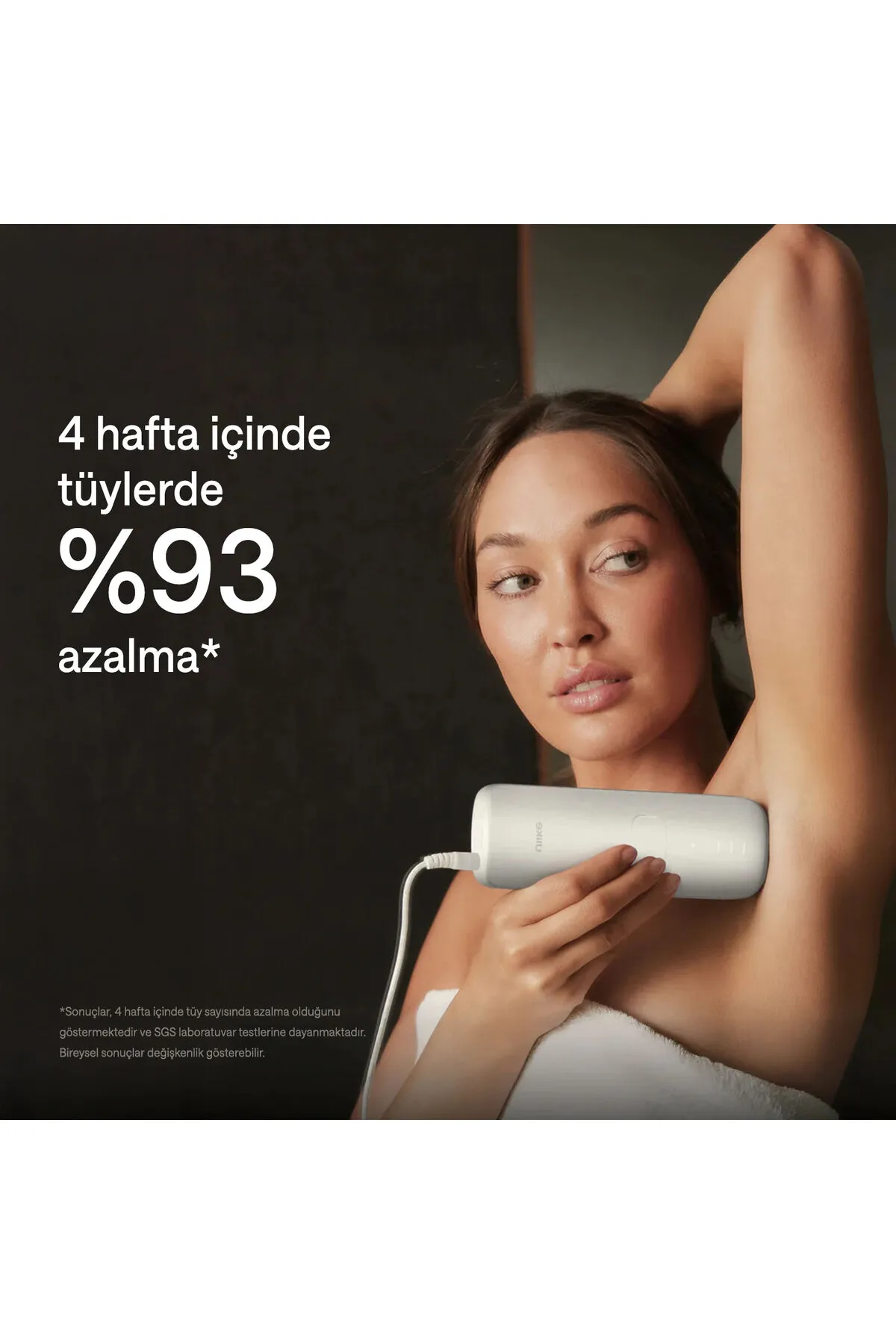 Kadın koltuk altında bir epilasyon cihazı kullanıyor.