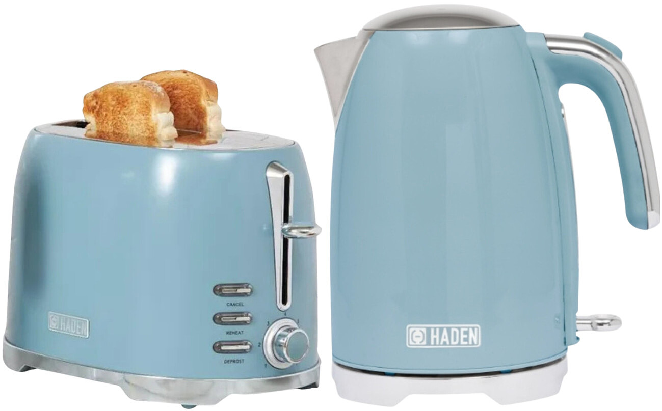 Zestaw tostera i czajnika w kolorze turkusowym. Toster z tostami, czajnik z uchwytem.