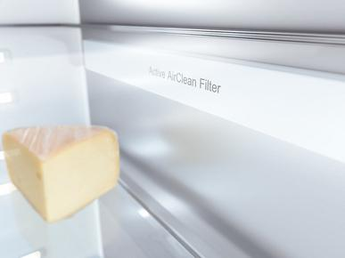 Peynir bulunan buzdolabı içi. Metin şöyle yazıyor: Active AirClean Filter.