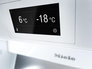 Buzdolabı kontrol paneli 6°C ve -18°C gösteriyor. Miele logosu aşağıda.