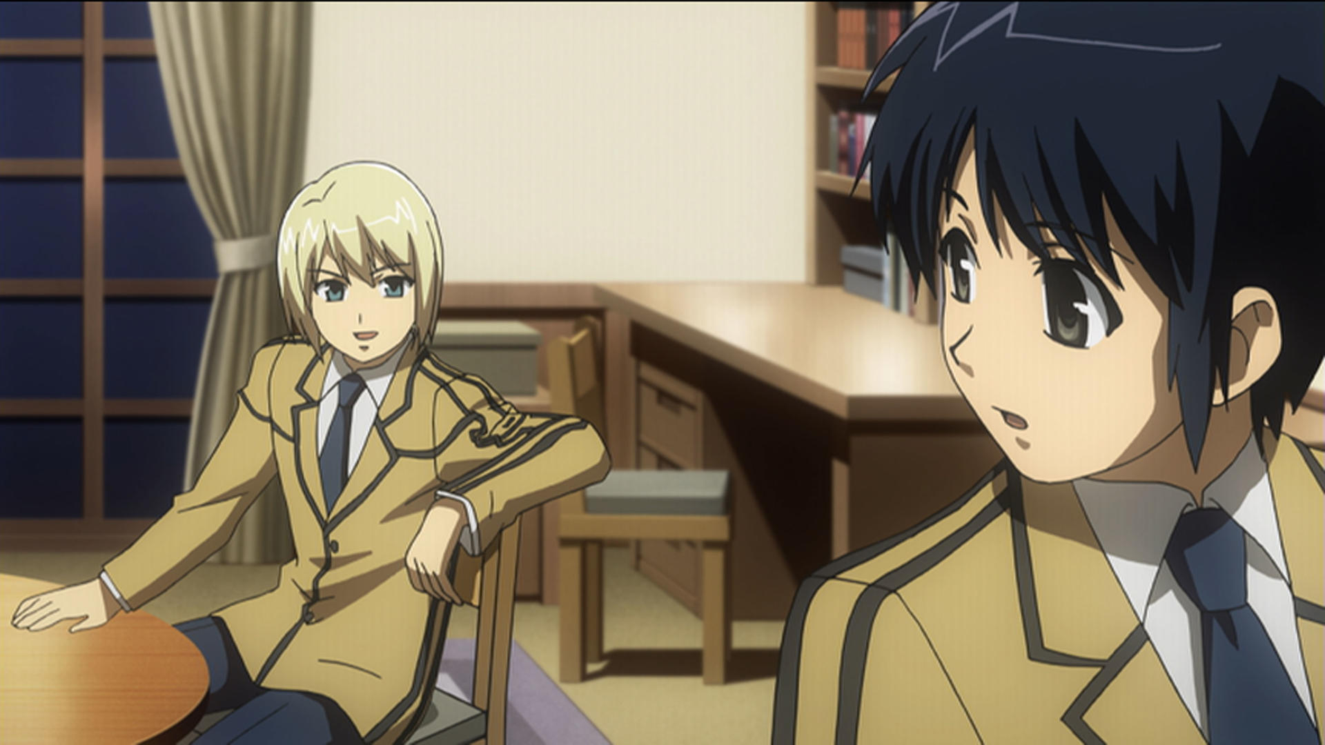Zwei Anime-Jungen sitzen an einem Tisch, einer lächelt, der andere sieht überrascht aus. Sie tragen Schuluniformen.