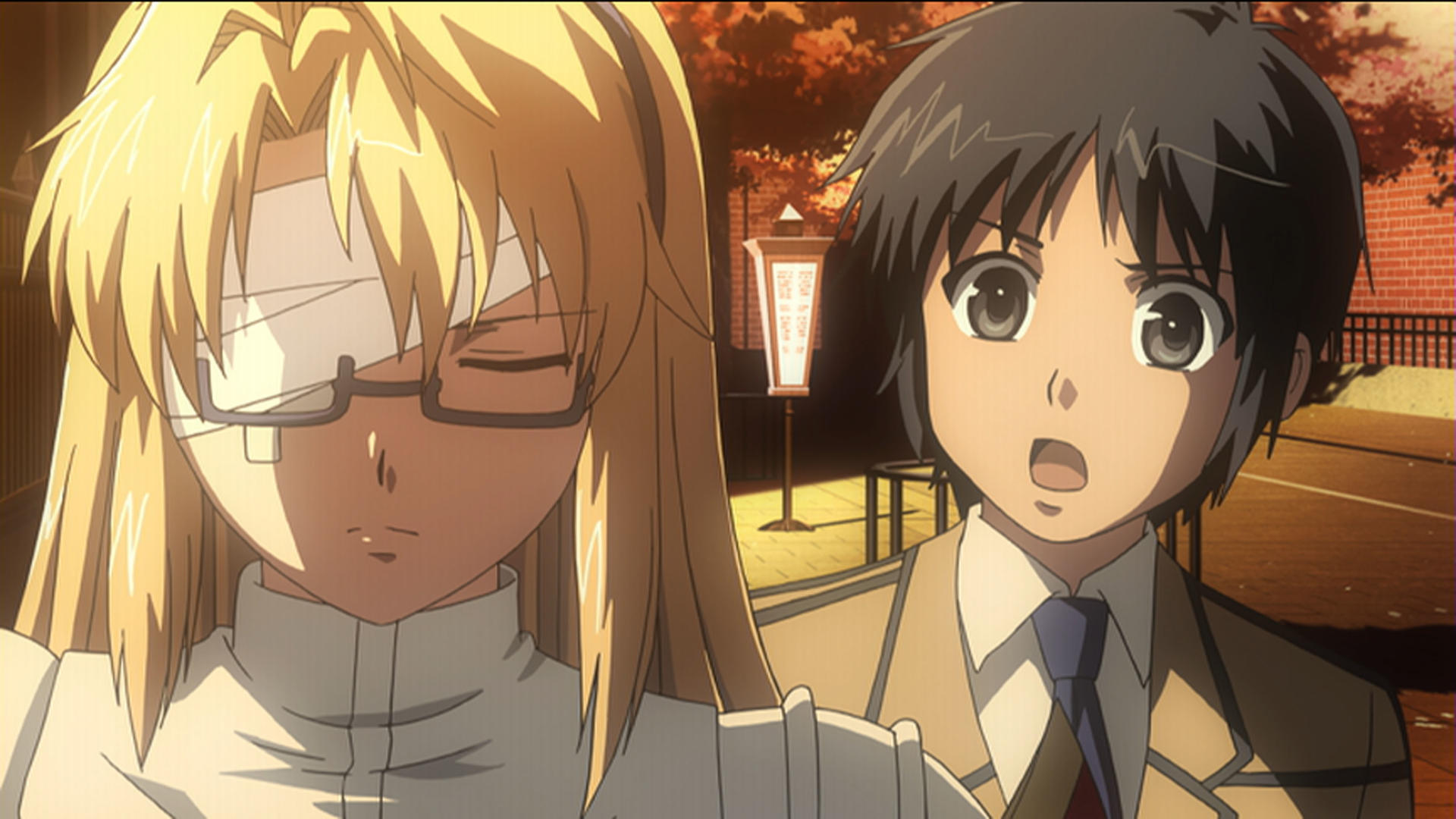 Anime-Charaktere: blonde Frau mit Verband und Brille und überraschter Junge.