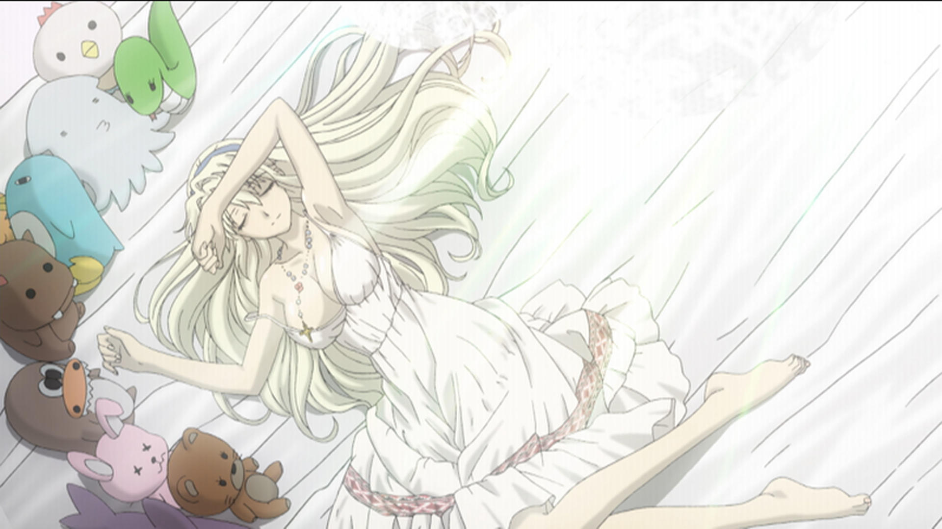 Anime-Frau in weißem Kleid liegt auf dem Bett, umgeben von Plüschtieren.