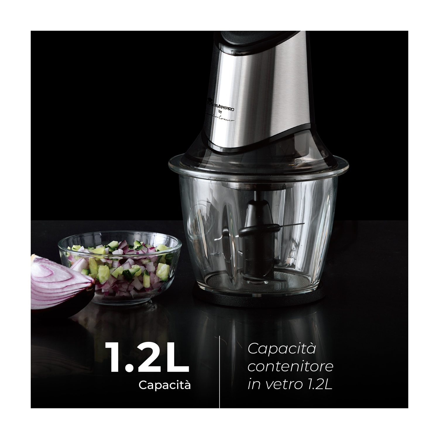 Robot da cucina con testo "1.2L Capacità". Ciotola con verdure tritate.