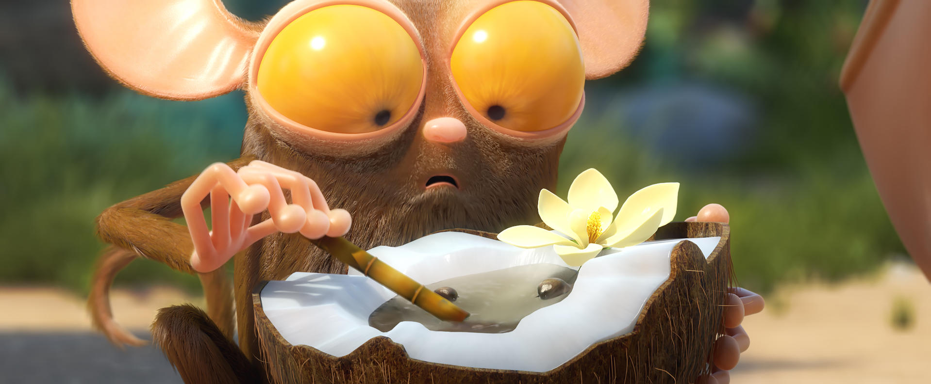 Ein Zeichentrick-Tarsier hält eine Kokosnuss mit einer Blume darin und sieht überrascht aus. Der Hintergrund ist verschwommen.