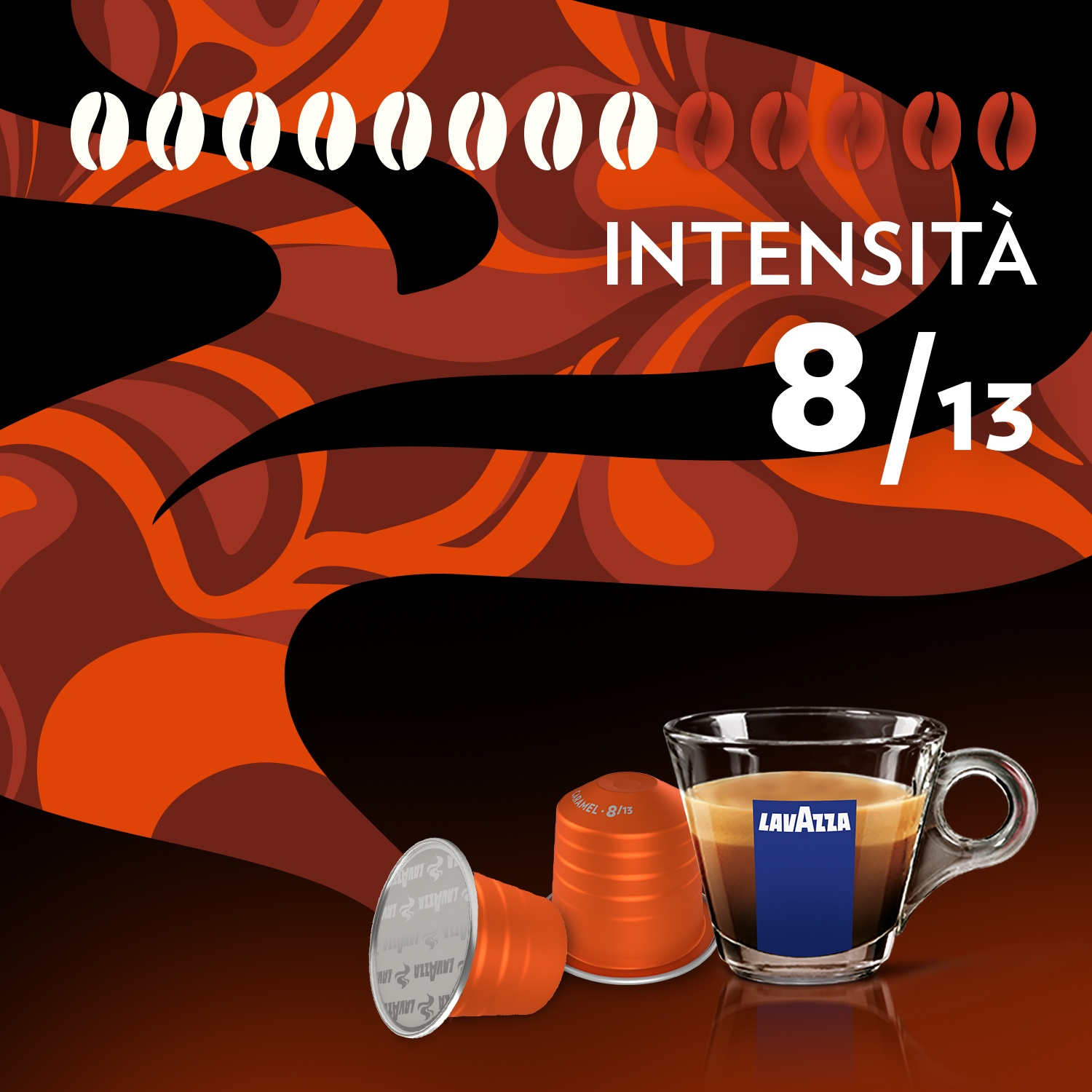 Capsule di caffè, una tazza di caffè e chicchi di caffè. Il testo indica l'intensità del caffè: 8/13.