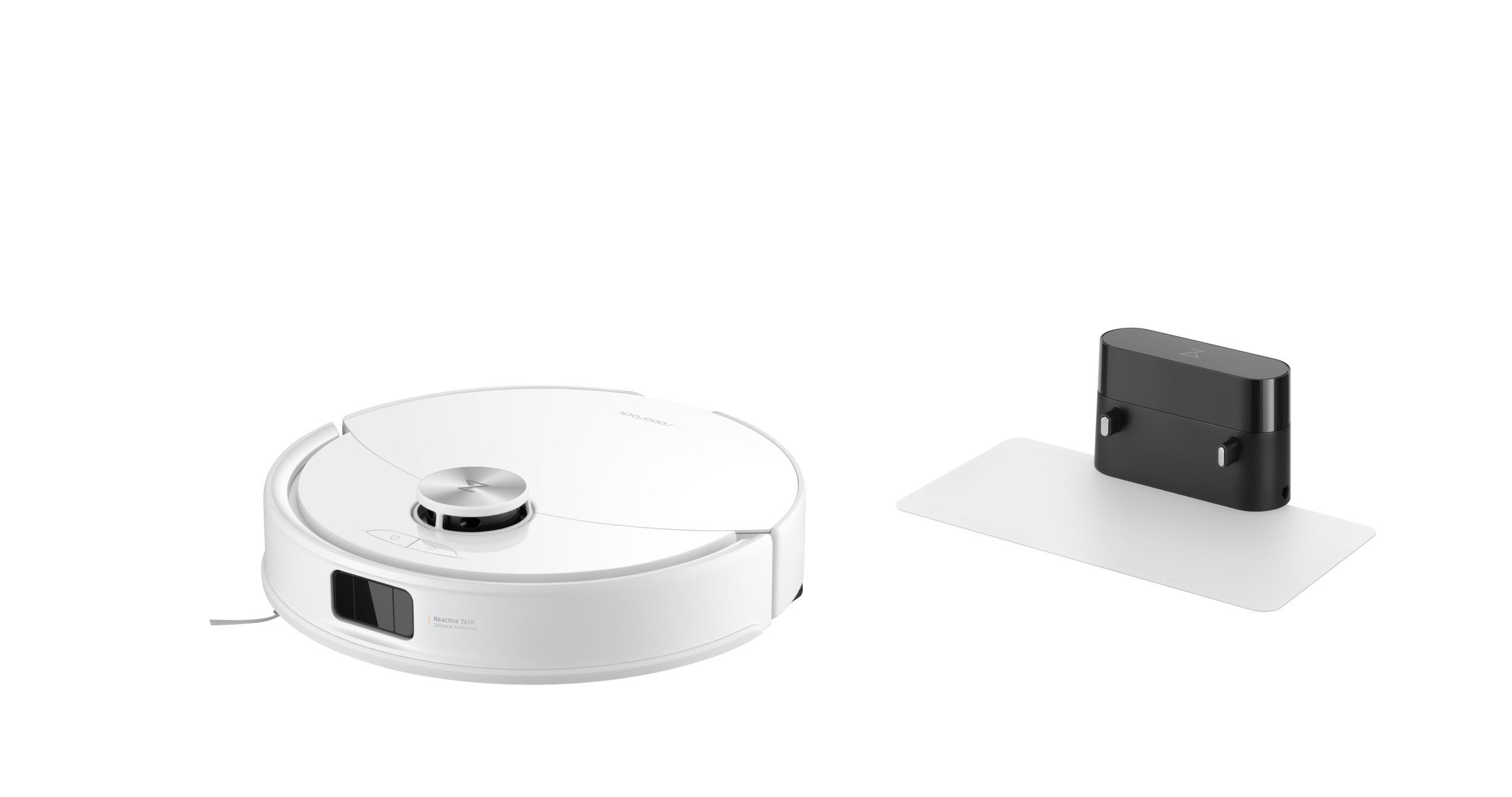 Weißer Roboter-Staubsauger und schwarze Ladestation auf weißem Hintergrund. Der Staubsauger hat eine silberne Oberseite.