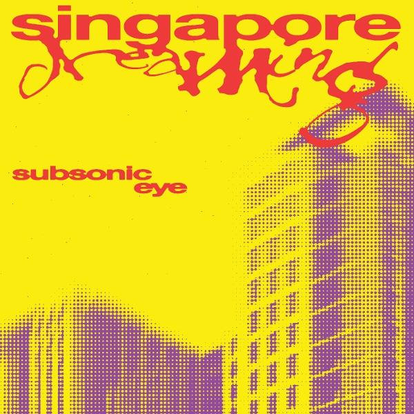 Gelber Hintergrund, lila Gebäude, roter Text: Singapore Dreaming, sub sonic eye.