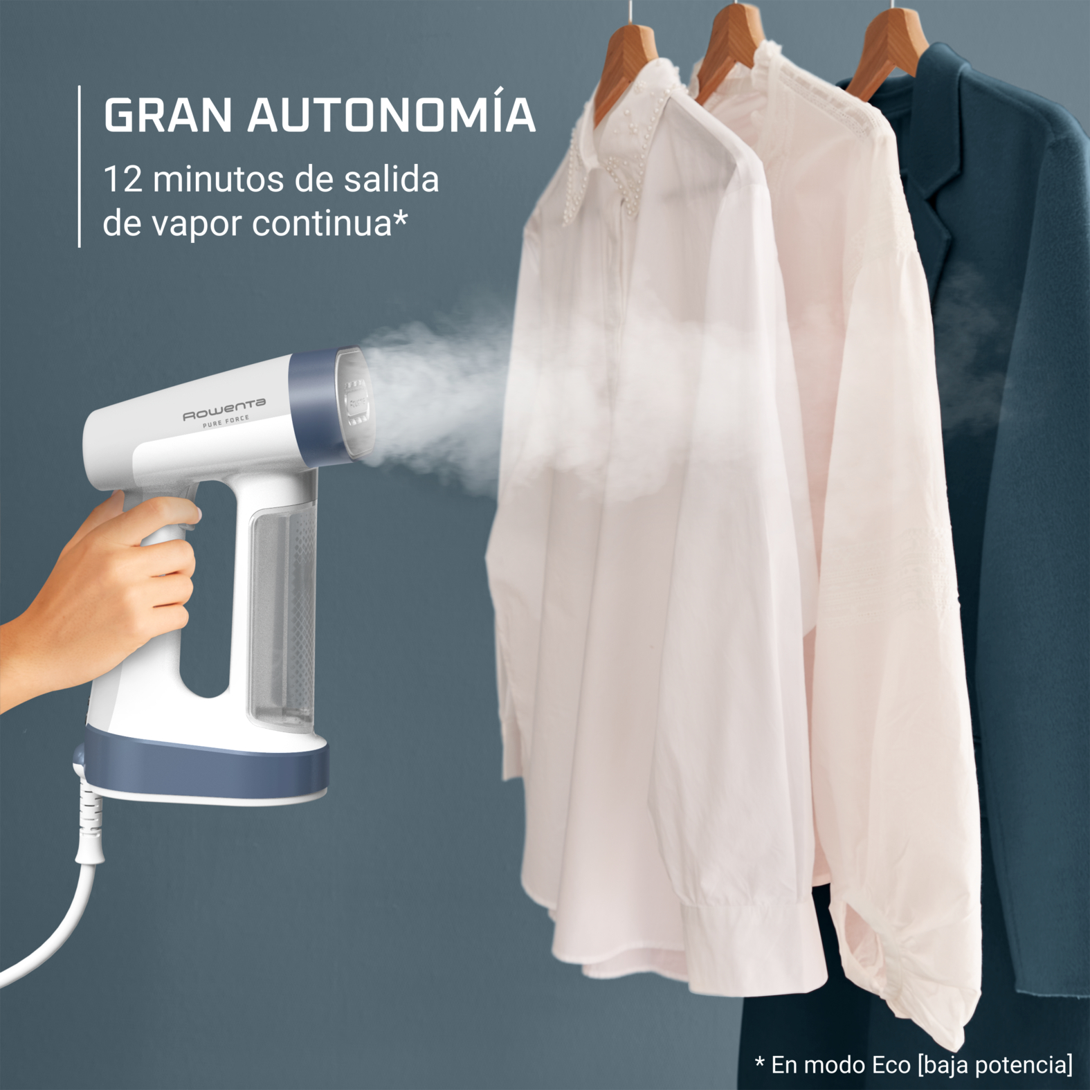 Un hombre sostiene un vaporizador blanco y azul. El vapor sale hacia camisas blancas.