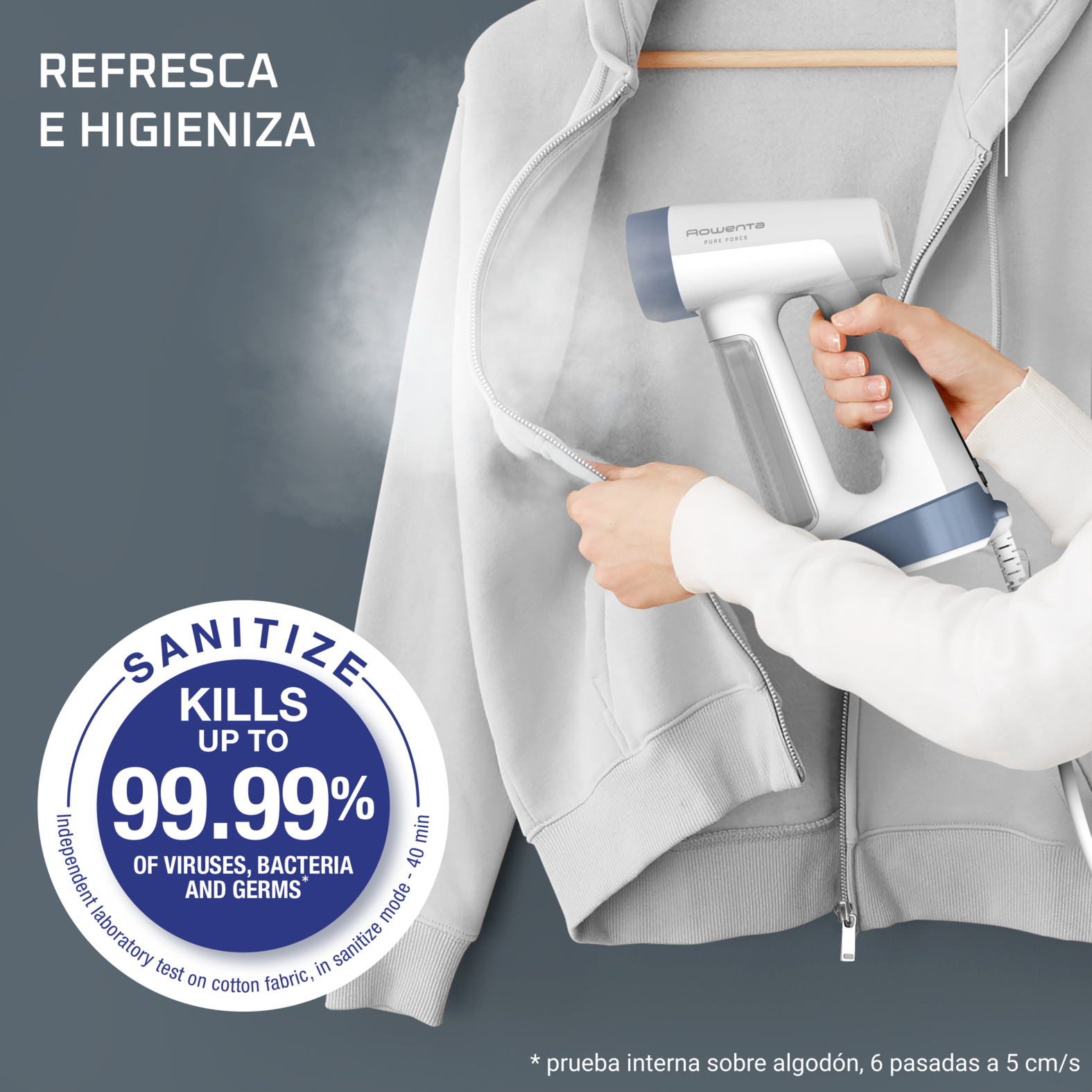 Una mujer planchando con vapor una chaqueta blanca. El texto dice: Desinfecta hasta el 99,99% de virus y bacterias.