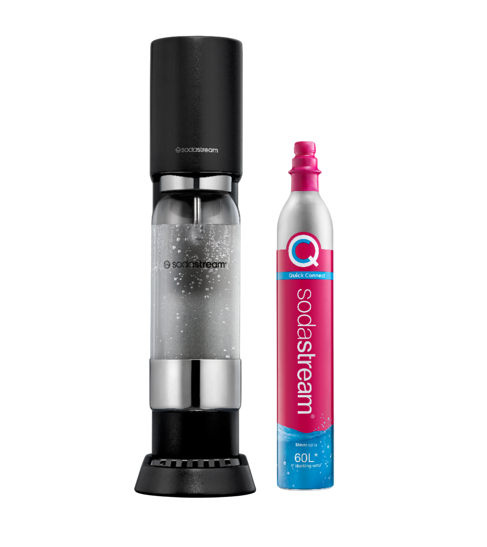 SodaStream-Gerät und eine pinke und silberne CO2-Zylinder. Das Gerät ist schwarz und silber.
