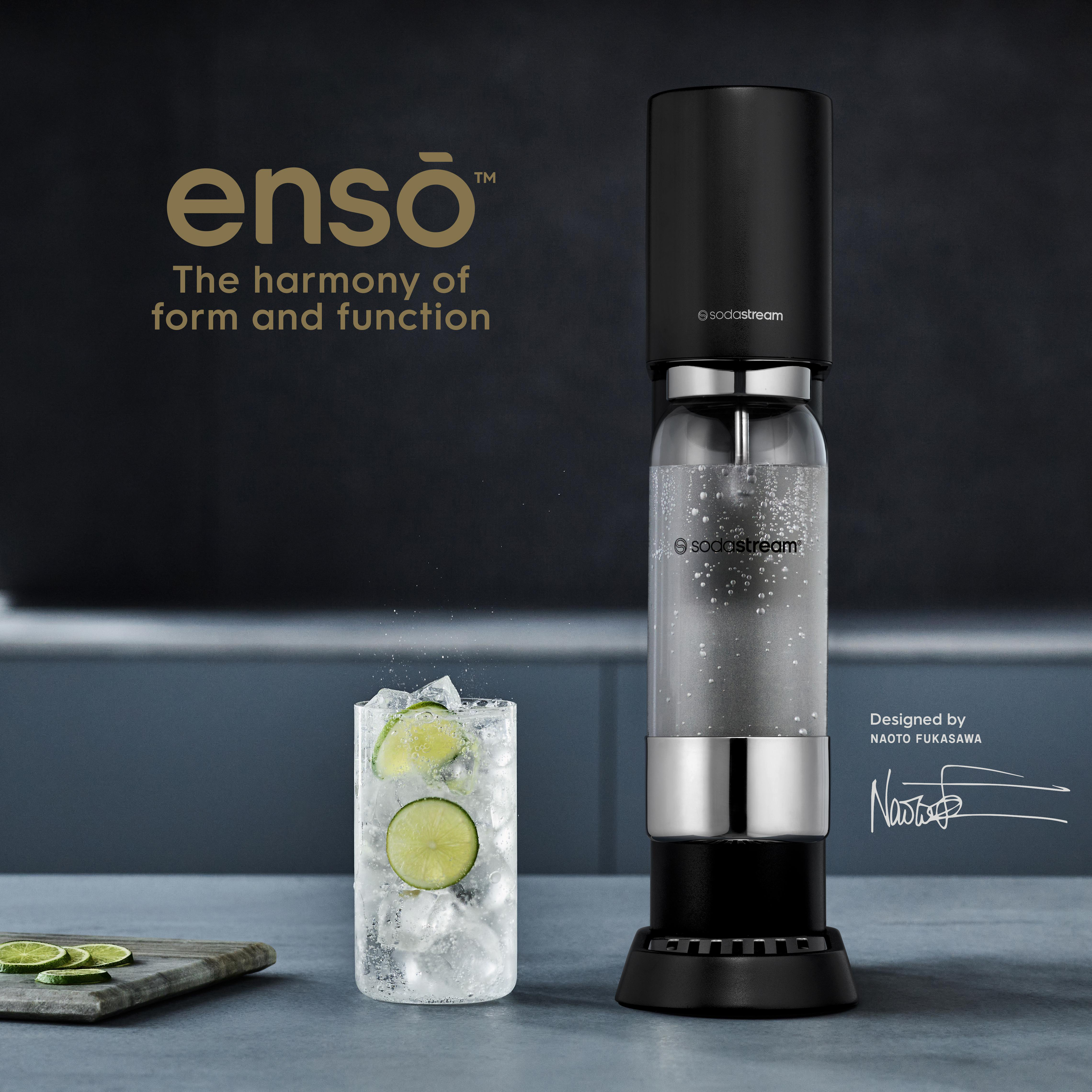 SodaStream-Maschine neben einem Glas mit Eis und Limettenscheiben. Text: „ensō“.