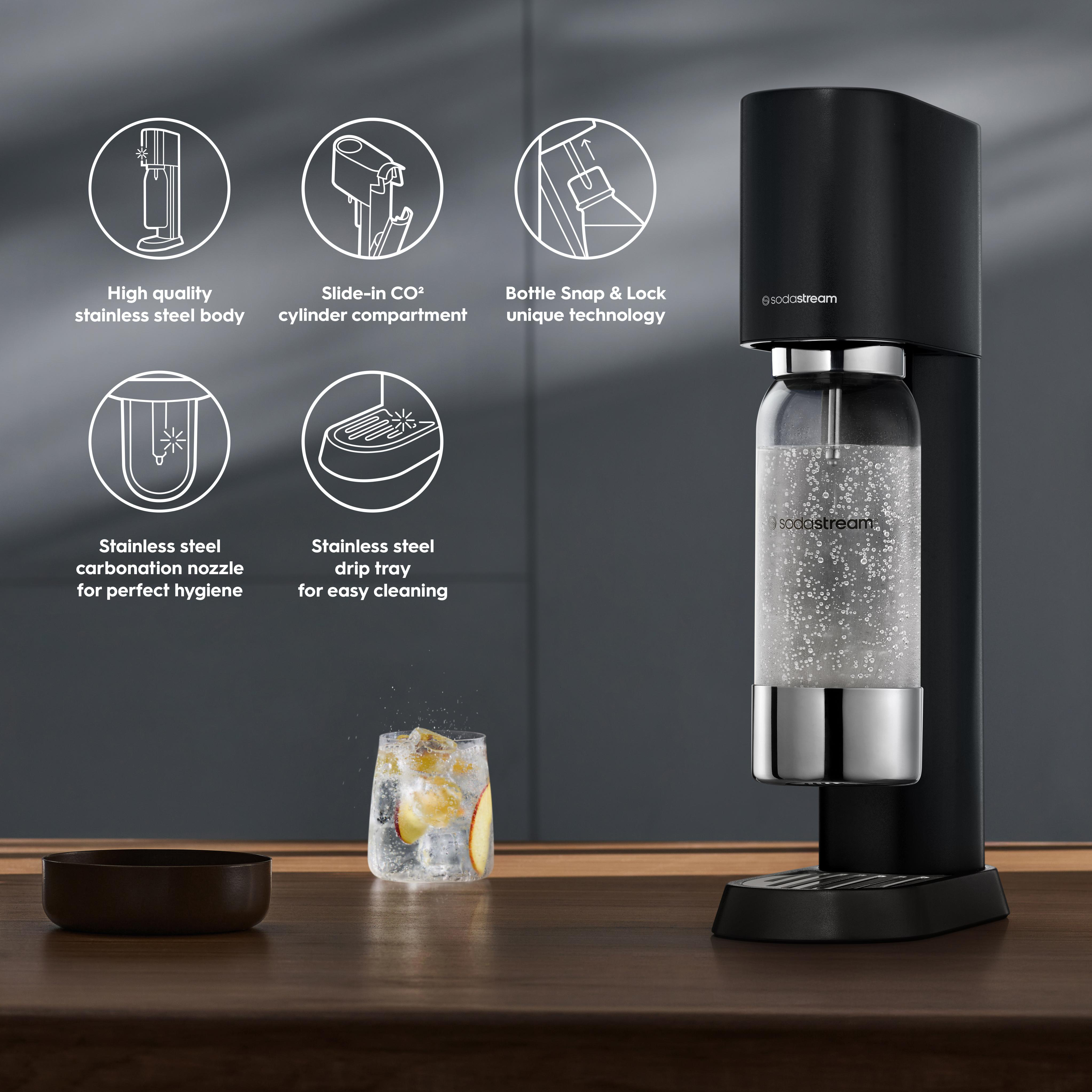 SodaStream-Maschine mit Glas Getränk und Infografiken. Maschine hat Edelstahlteile.