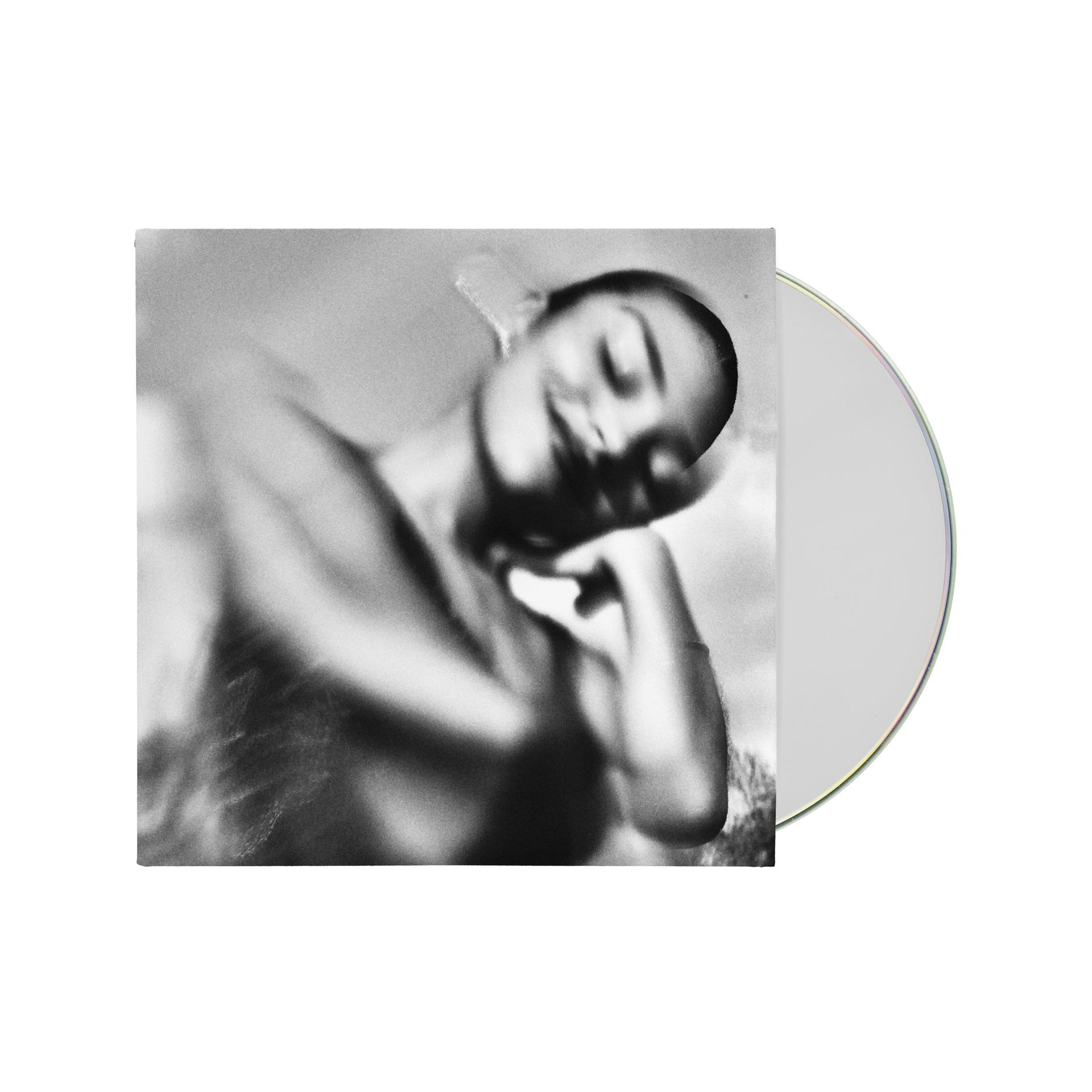 CD-Cover, ein verschwommenes Schwarz-Weiß-Bild einer Frau mit einer teilweise sichtbaren CD.