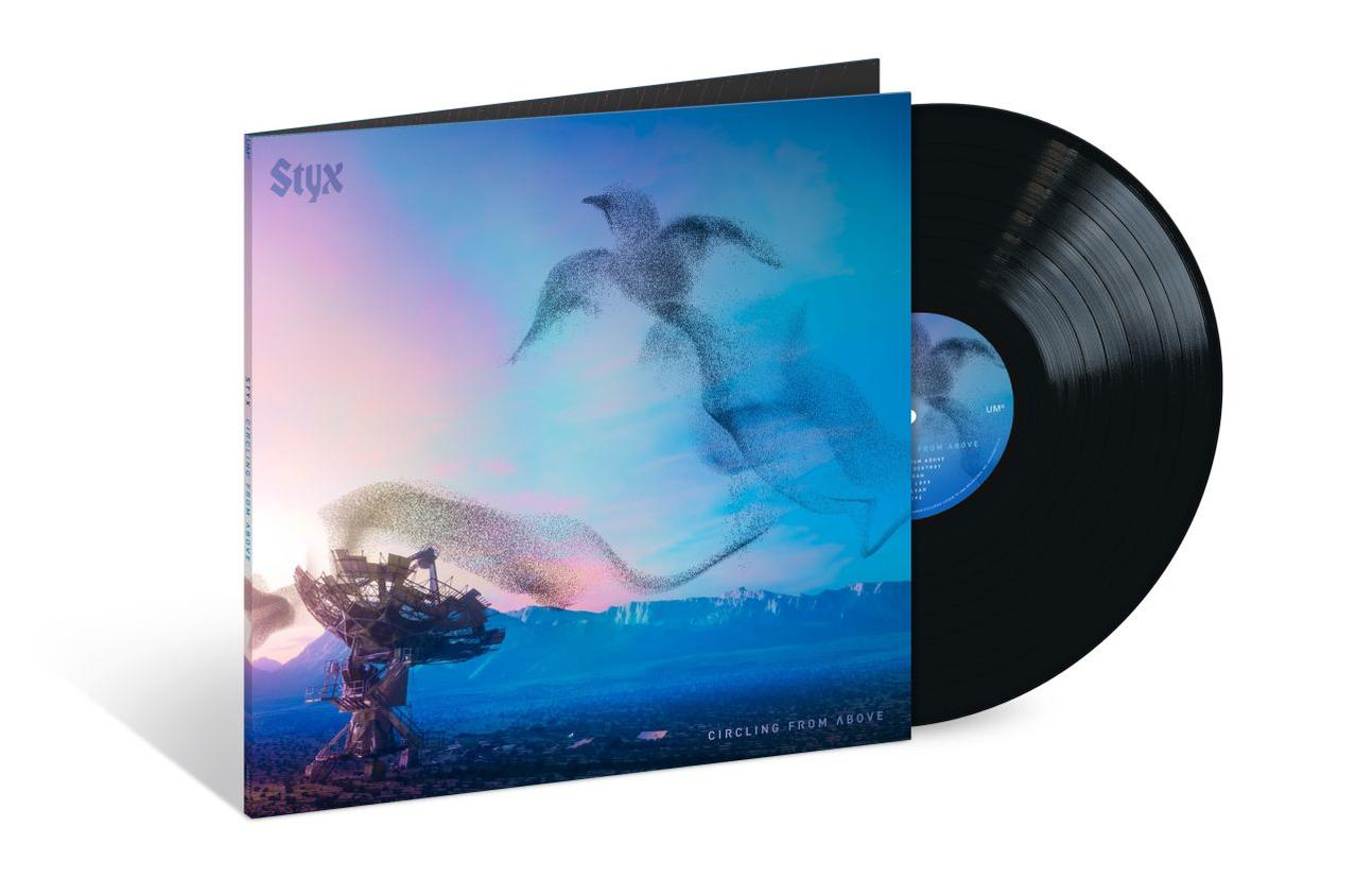 Styx-Albumcover mit Bandlogo, Vogelschwarm und Radar. Das Album trägt den Titel 'Circling From Above'.