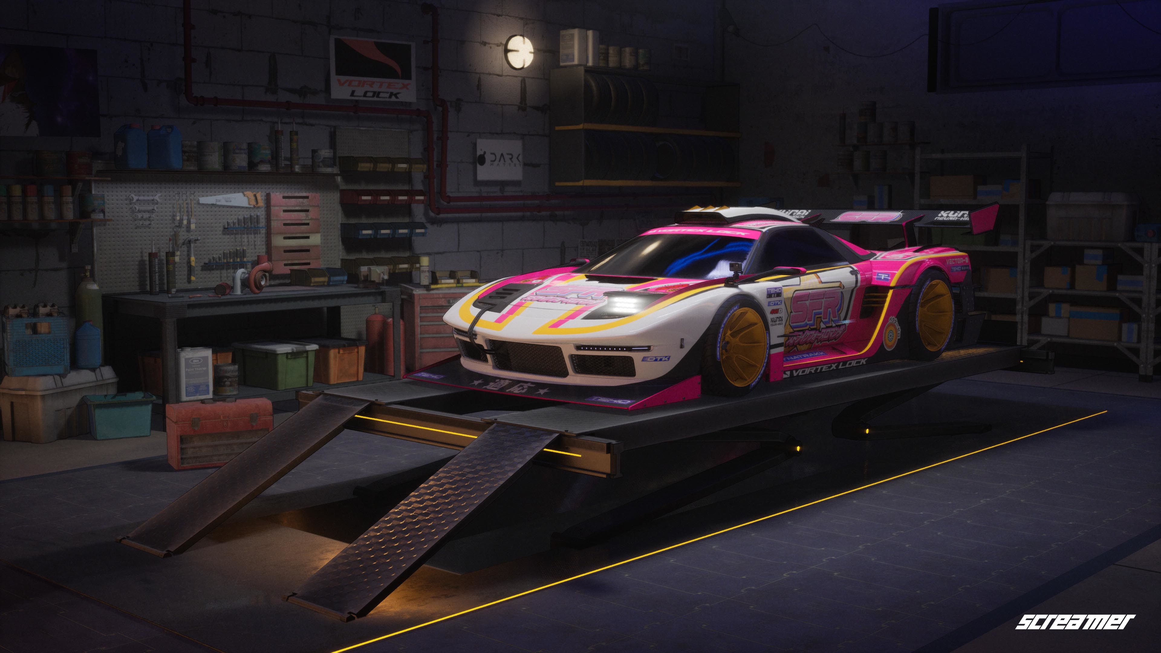 Une voiture de course sur un pont élévateur dans un garage. Outils et étagères sont visibles.