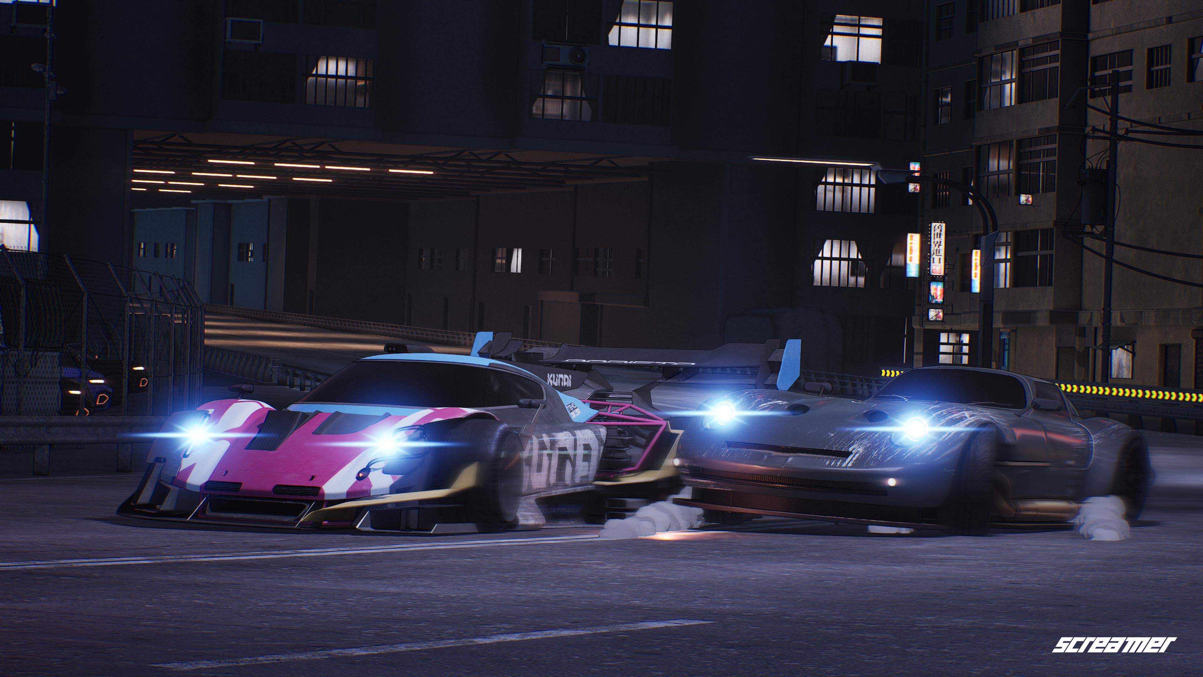 Deux voitures de course la nuit, une rose, une grise, dans une ville. Phares allumés.