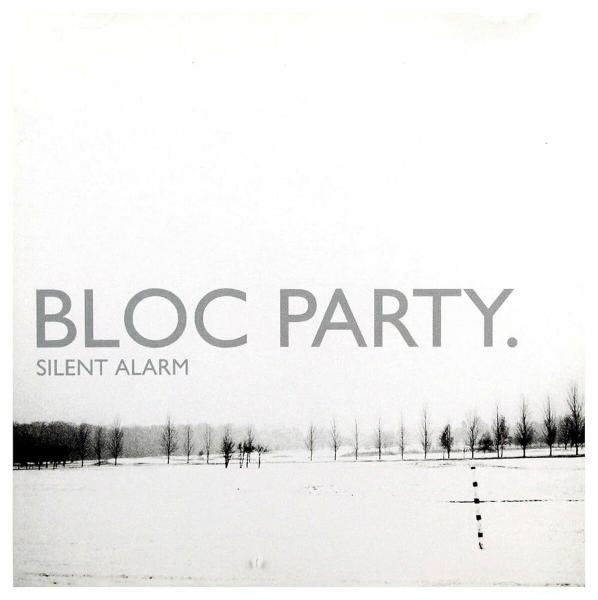 Albumcover für Bloc Partys Silent Alarm. Grauer Text auf weißem Hintergrund. Schneebedecktes Feld mit Bäumen im Hintergrund.