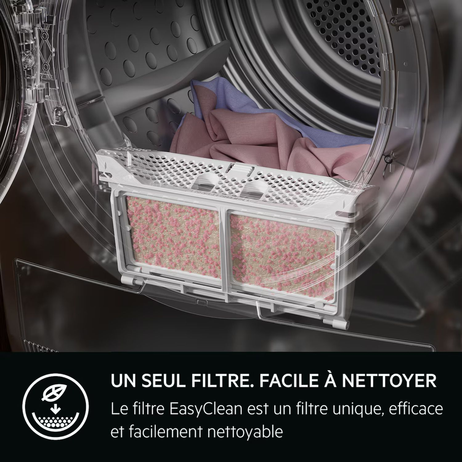 Gros plan du filtre d'une machine à laver. Contenu du filtre rose et blanc. Le fond est l'intérieur de la machine.