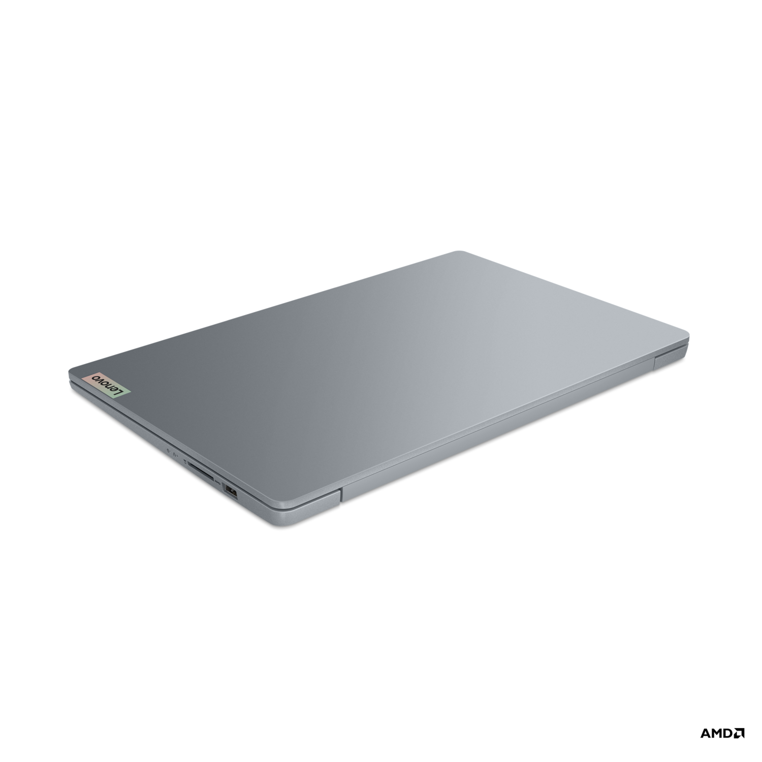 Zilveren laptop vanuit een hoek op zwarte achtergrond, Lenovo-logo zichtbaar.
