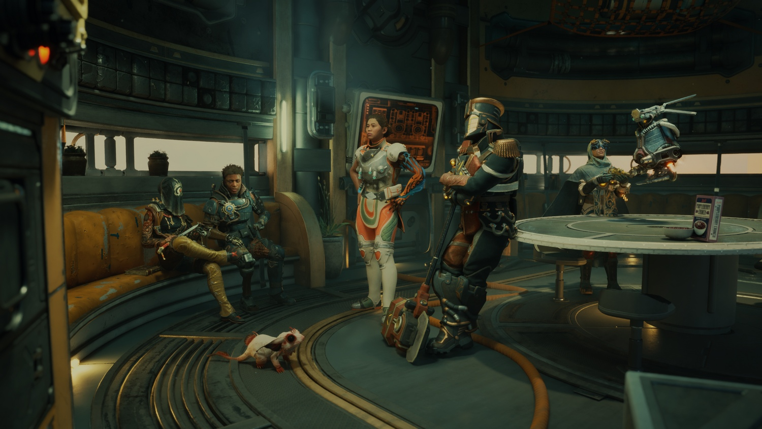 Escena de ciencia ficción con diversos personajes en trajes futuristas. Una pequeña criatura descansa en el suelo. También hay una mesa y un sofá.