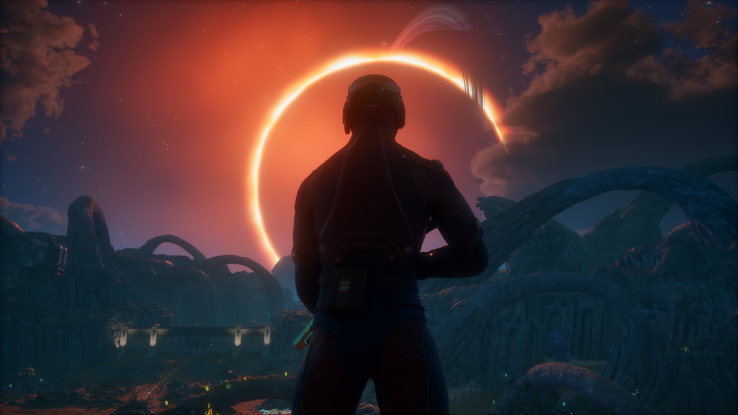 Vista en primera persona de una escena de juego, con un arma. Dos figuras en el fondo.